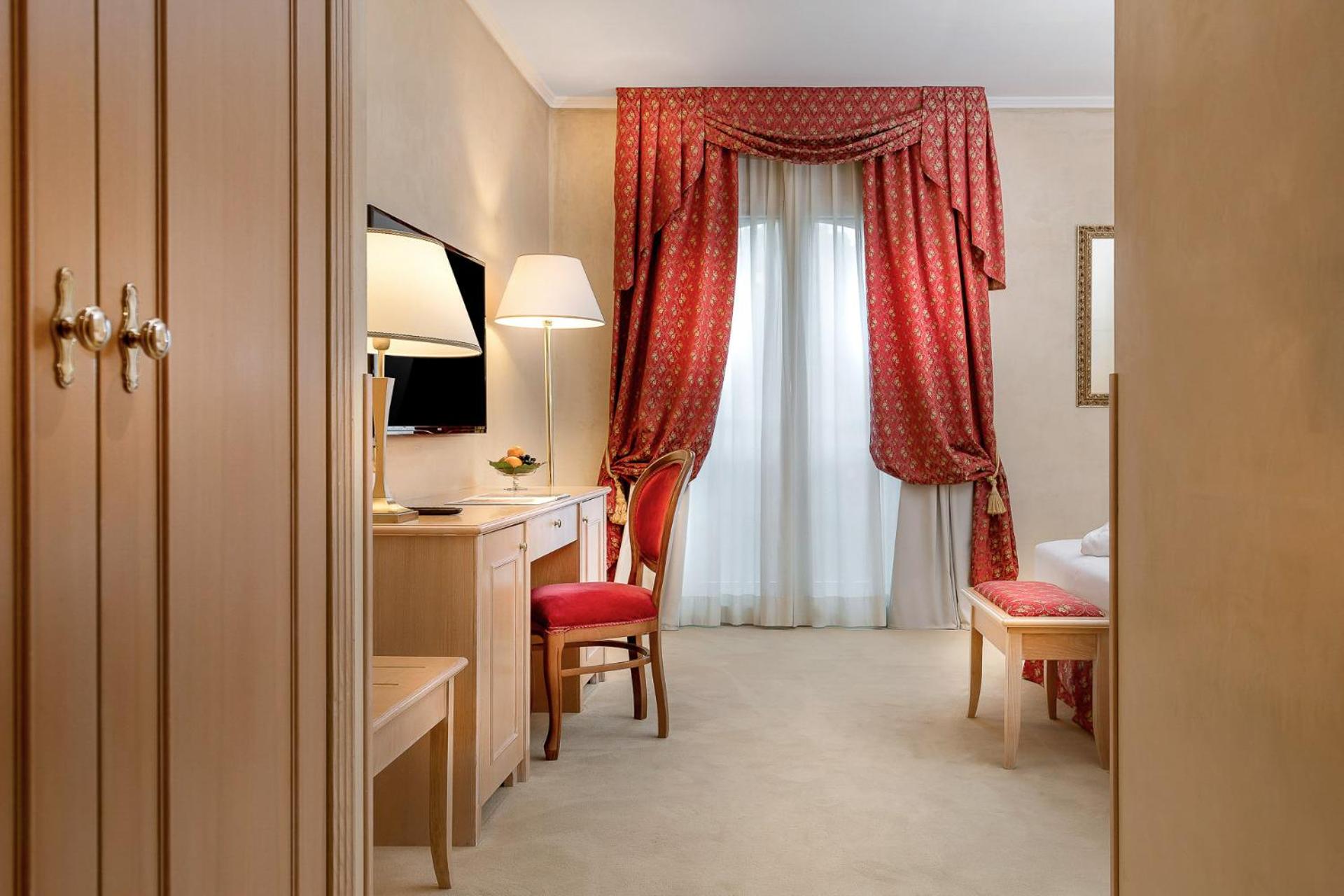 Family Suite with Spa Access - Photo 15