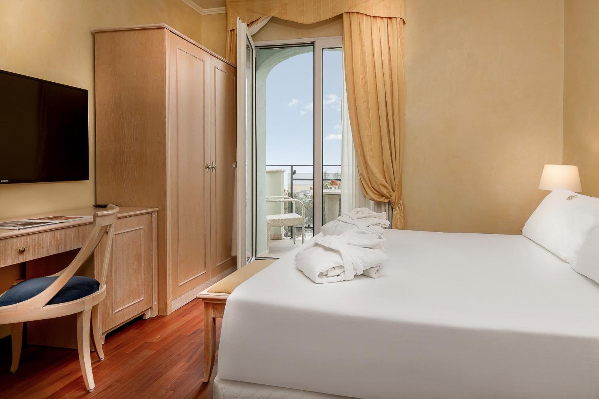 Premium Double Room with Sea View and Spa Access - Photo 13