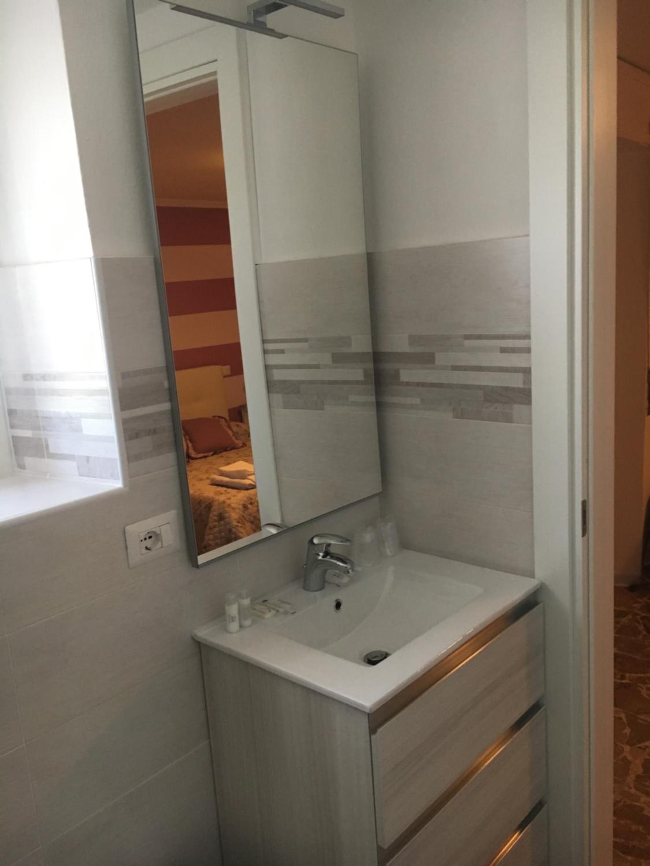 Double Room with Private Bathroom - Photo 4
