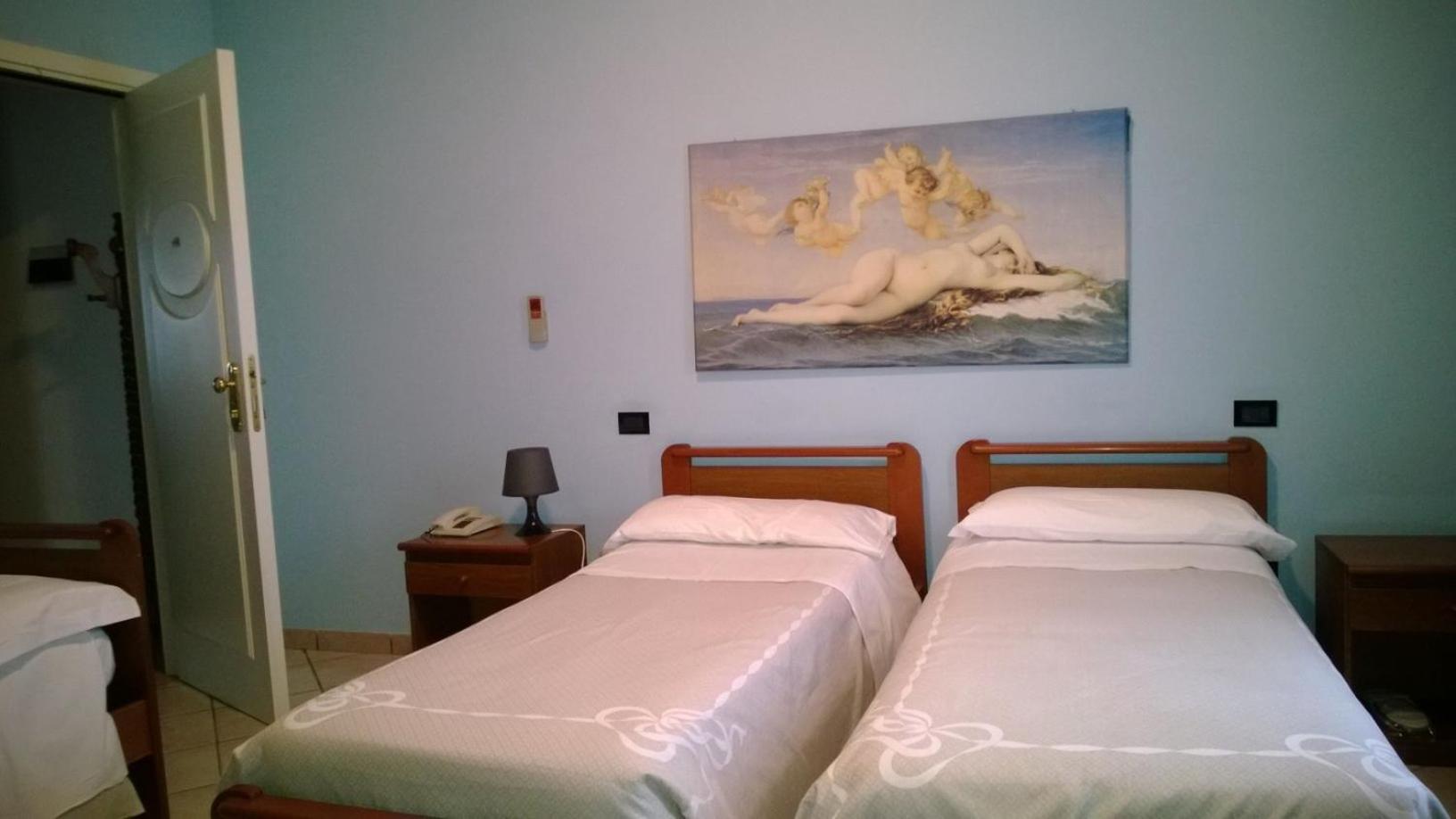 Twin Room - Photo 3