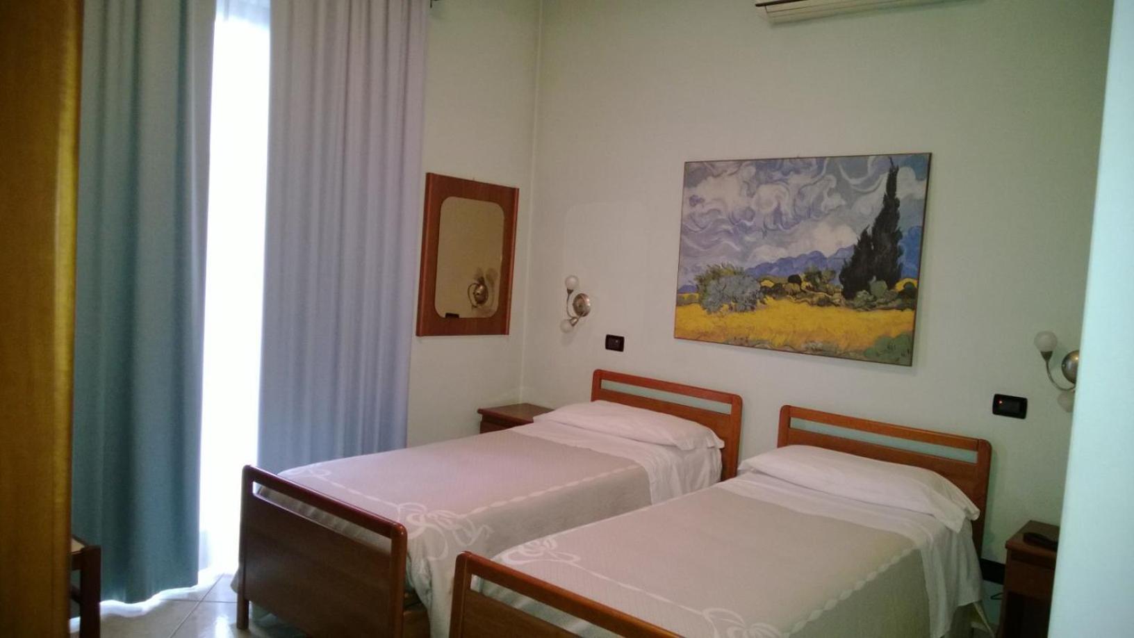 Twin Room - Photo 12