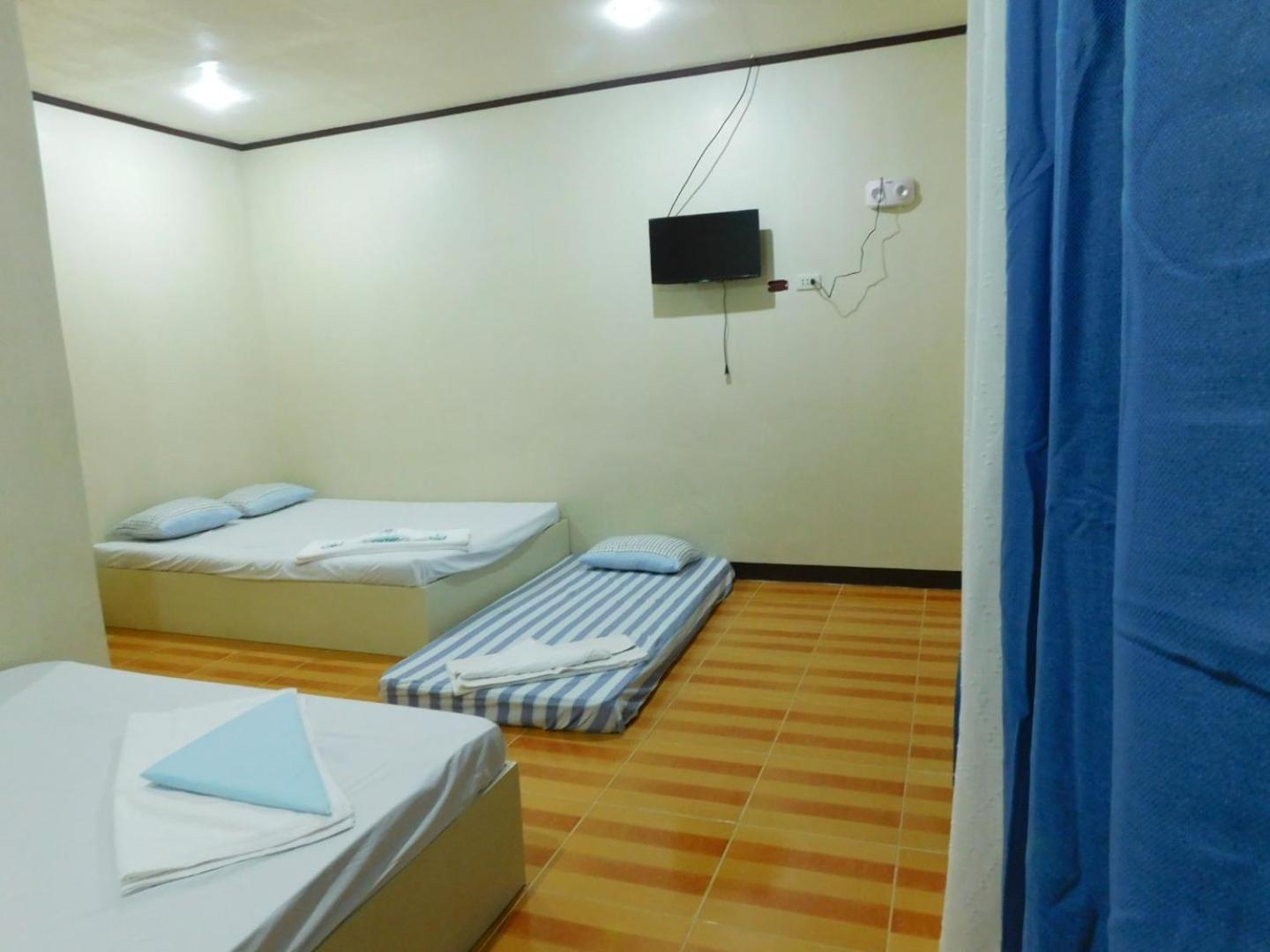 Quadruple Room with Bathroom - Photo 2
