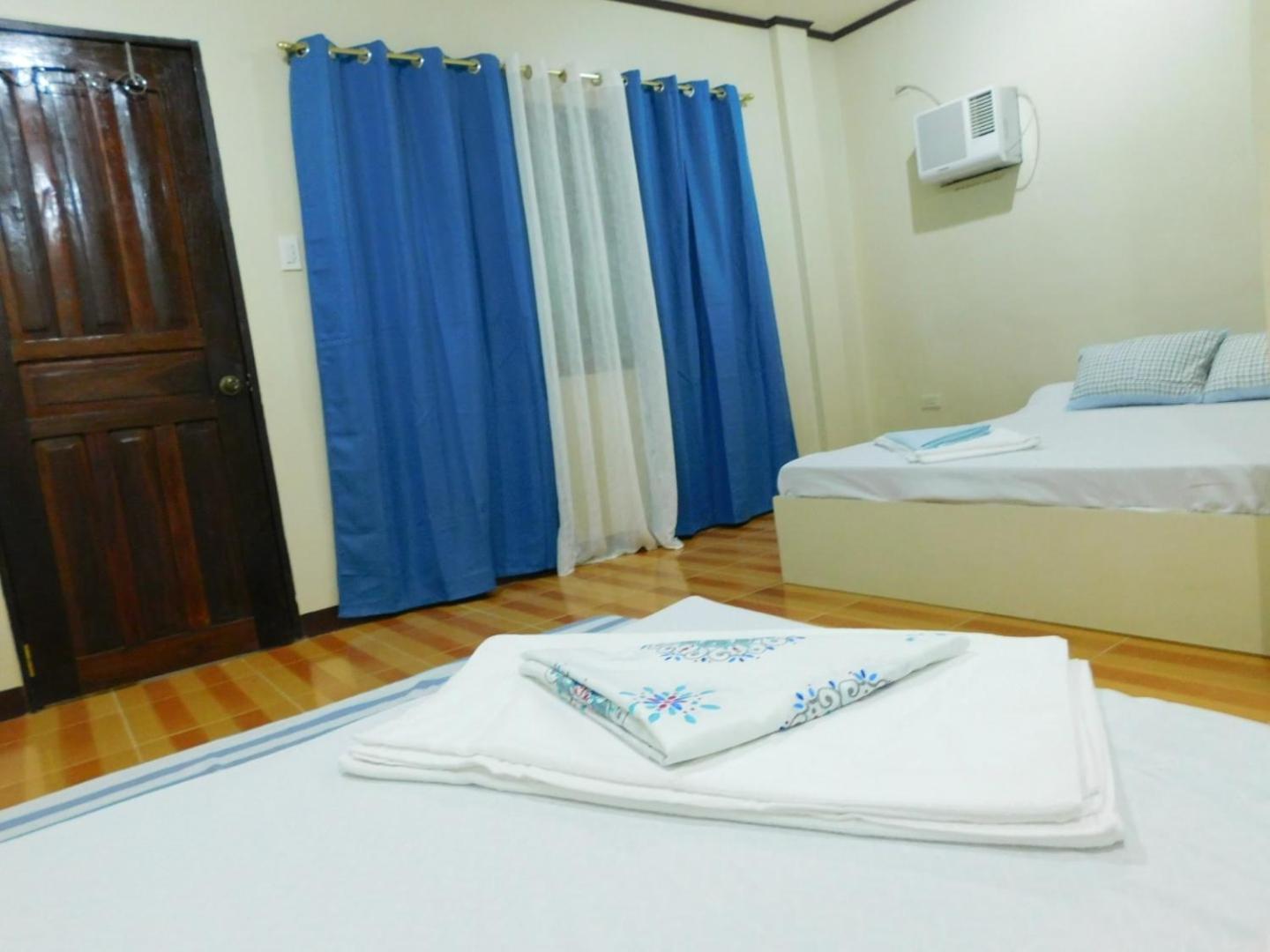 Quadruple Room with Bathroom - Photo 1