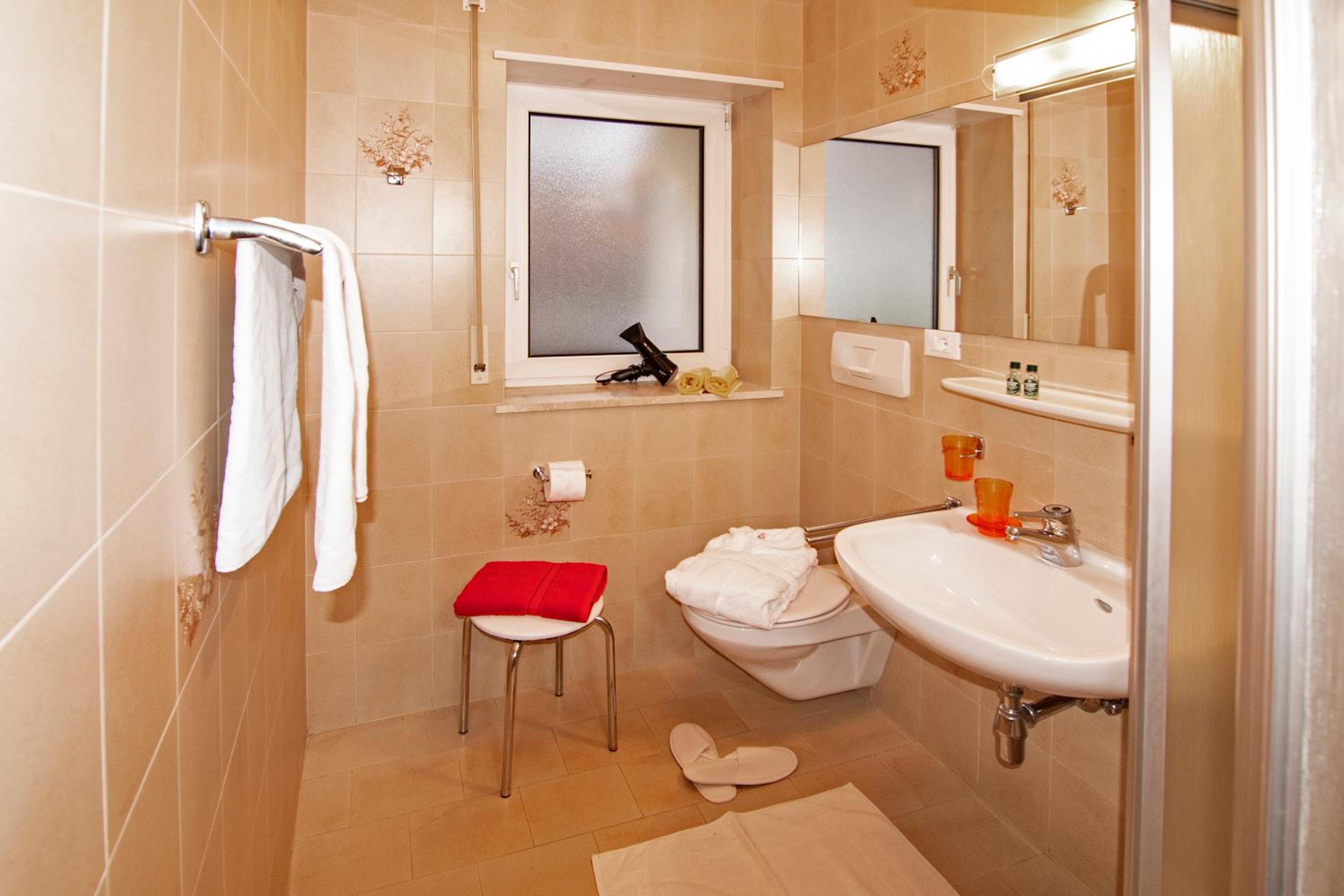 Large One-Bedroom Apartment - Photo 3