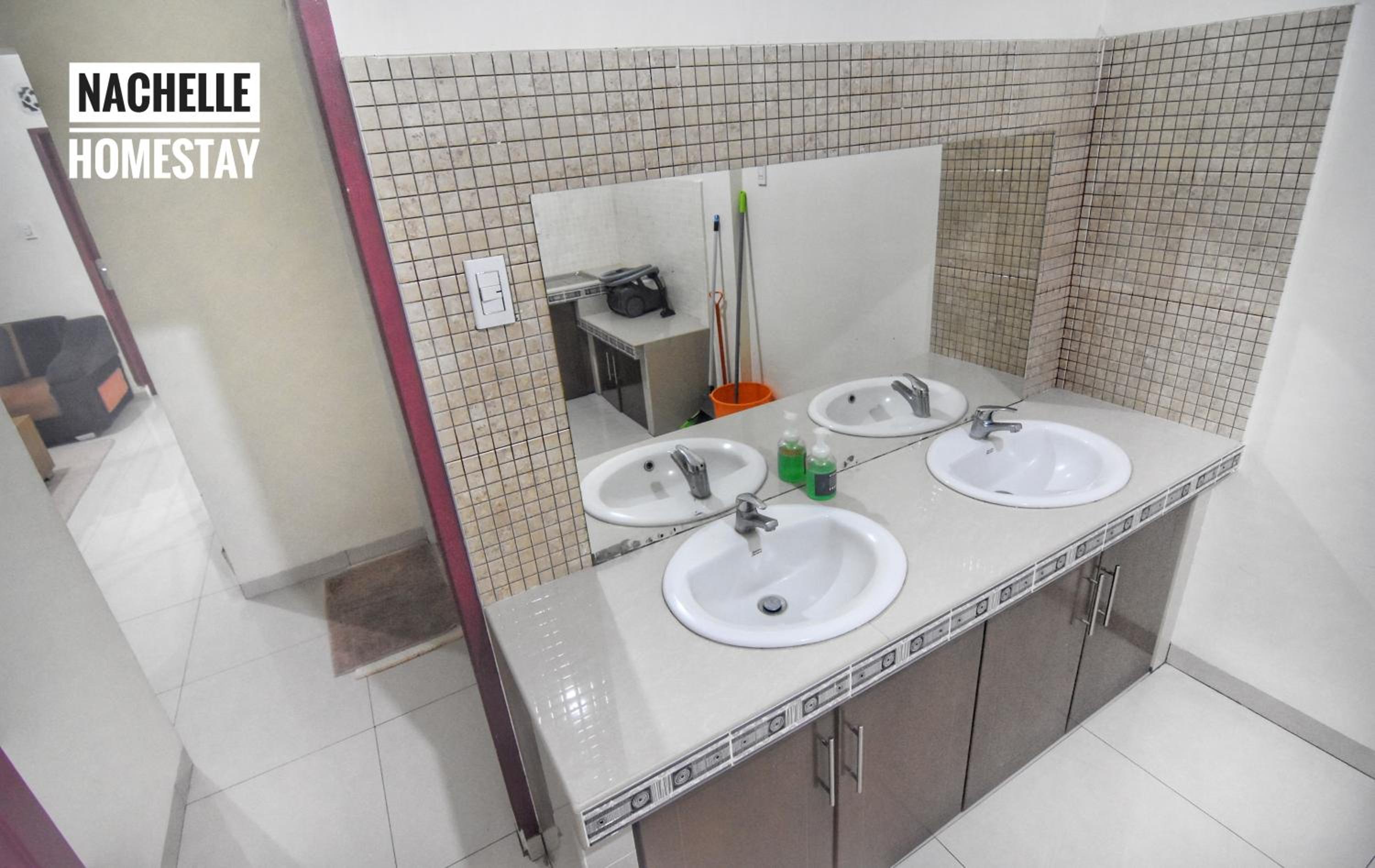 Deluxe Double Room (2 Adults + 1 Child) photo 2