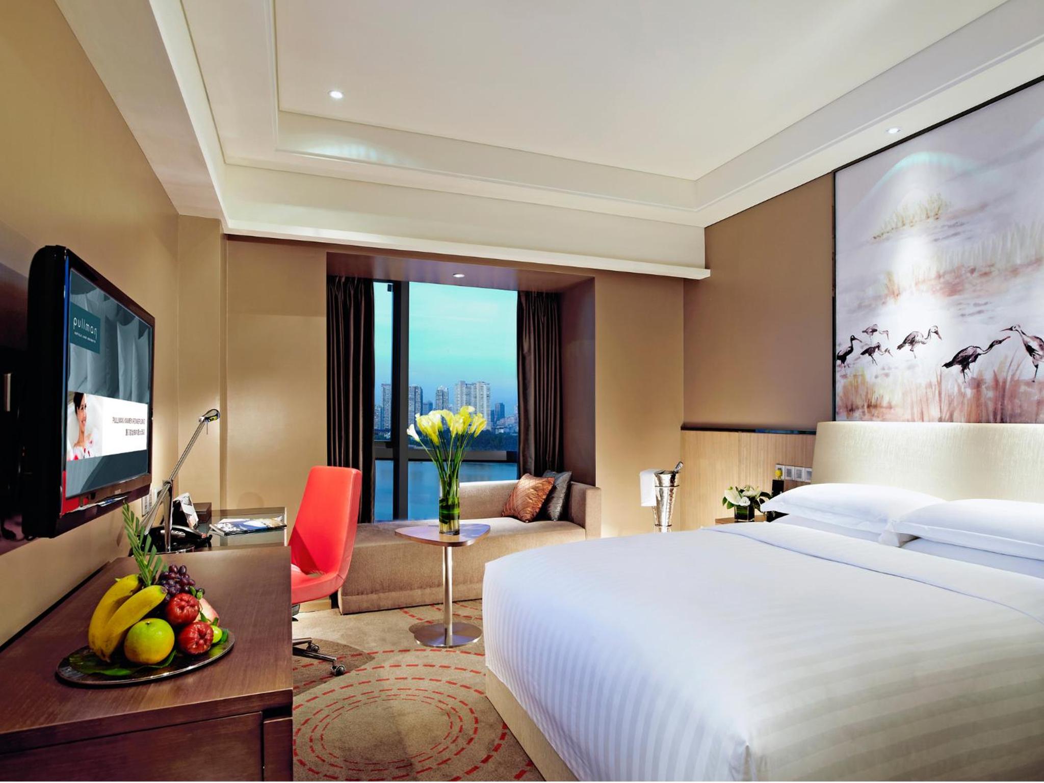Deluxe King Room with Lake View - Photo 4