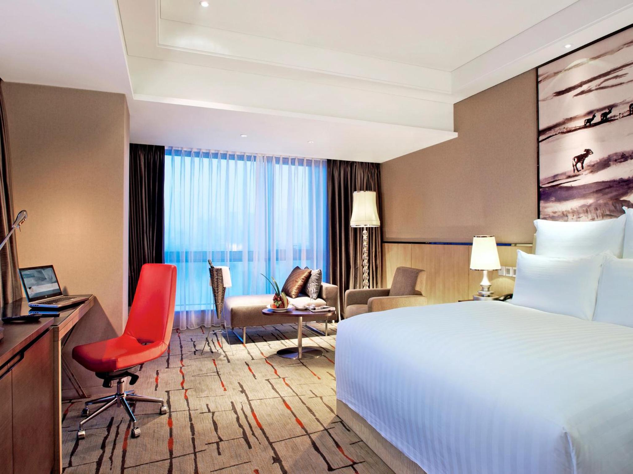 Deluxe King Room with Lake View - Photo 6