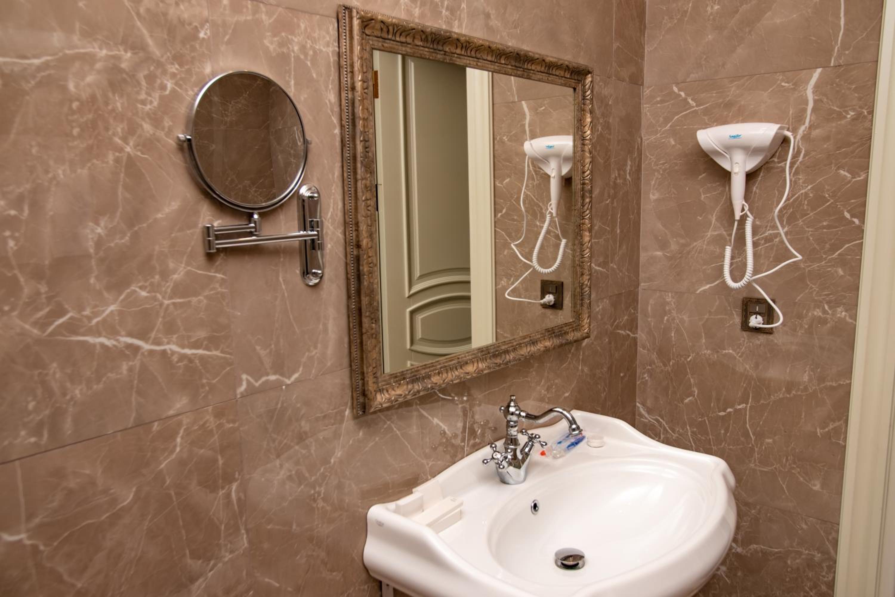 Deluxe Double or Twin Room with City View photo 2