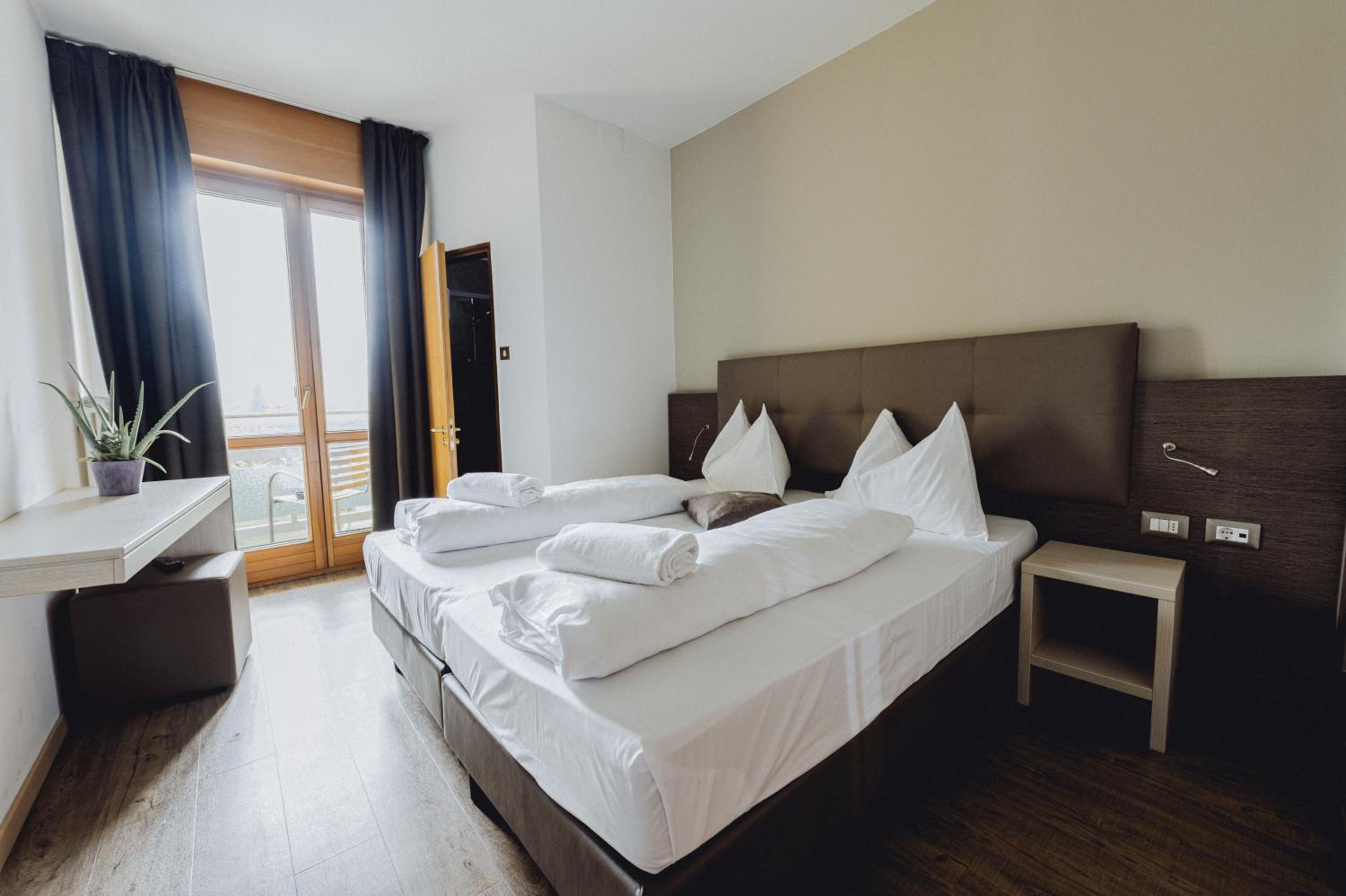 Double or Twin Room with Balcony and Garden View - Photo 1