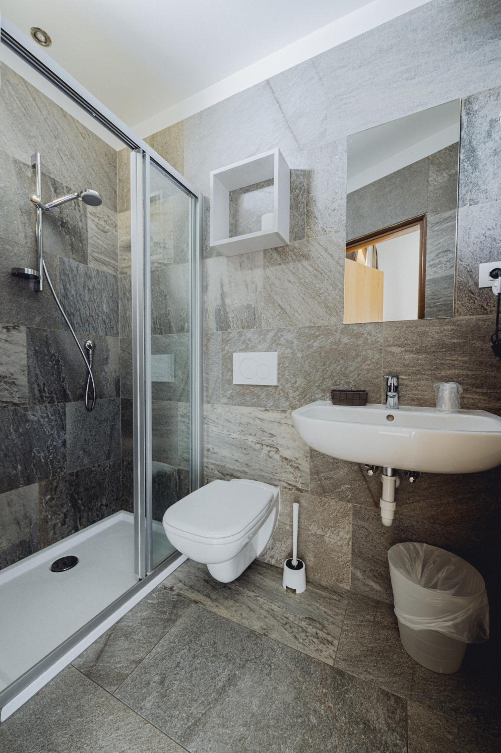 Double or Twin Room with Balcony and Garden View - Photo 2