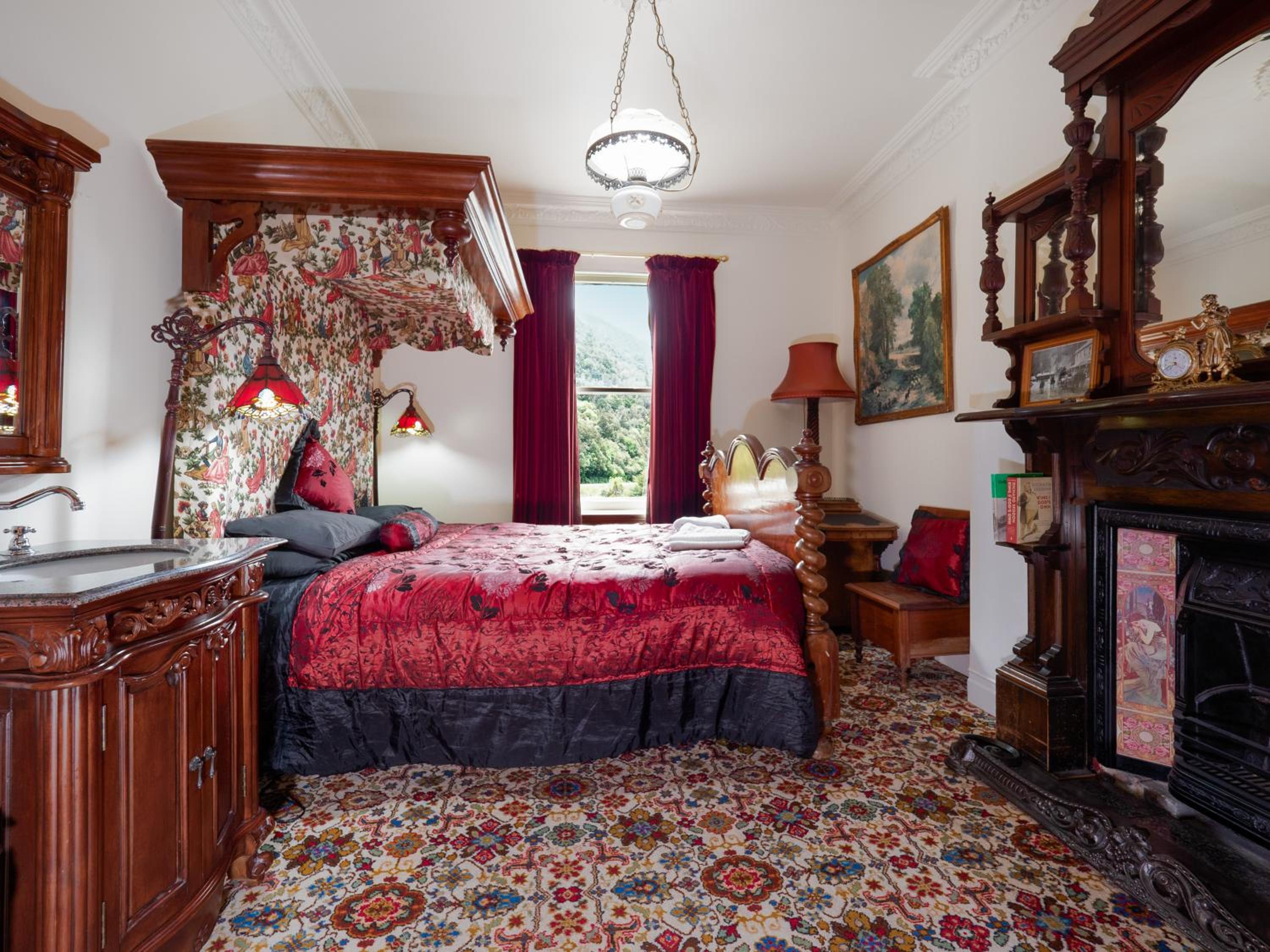Queen Room with Shared Bathroom [Room 3] photo 2