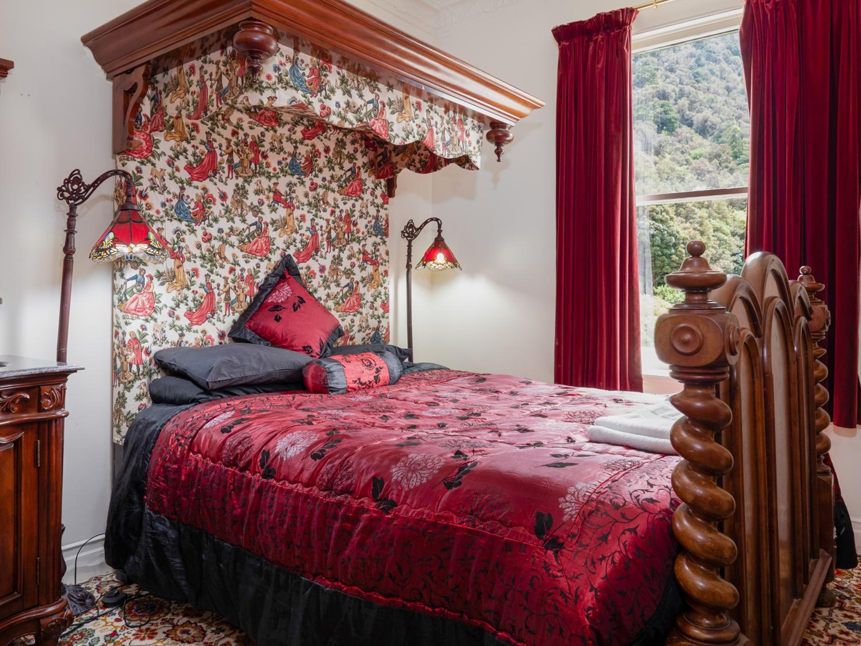 Queen Room with Shared Bathroom [Room 3] photo 1