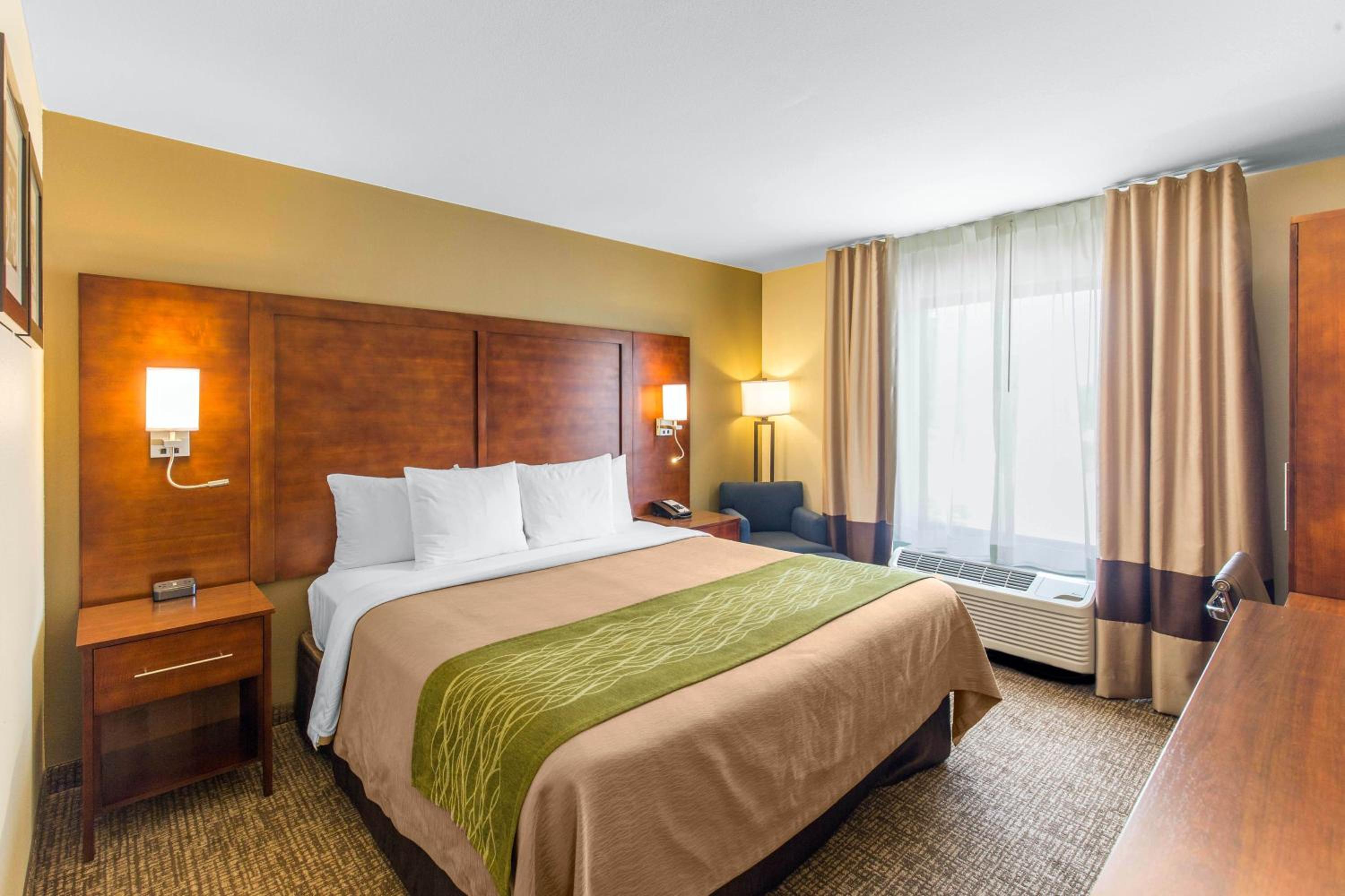 Deluxe King Room - Non-Smoking - Photo 1