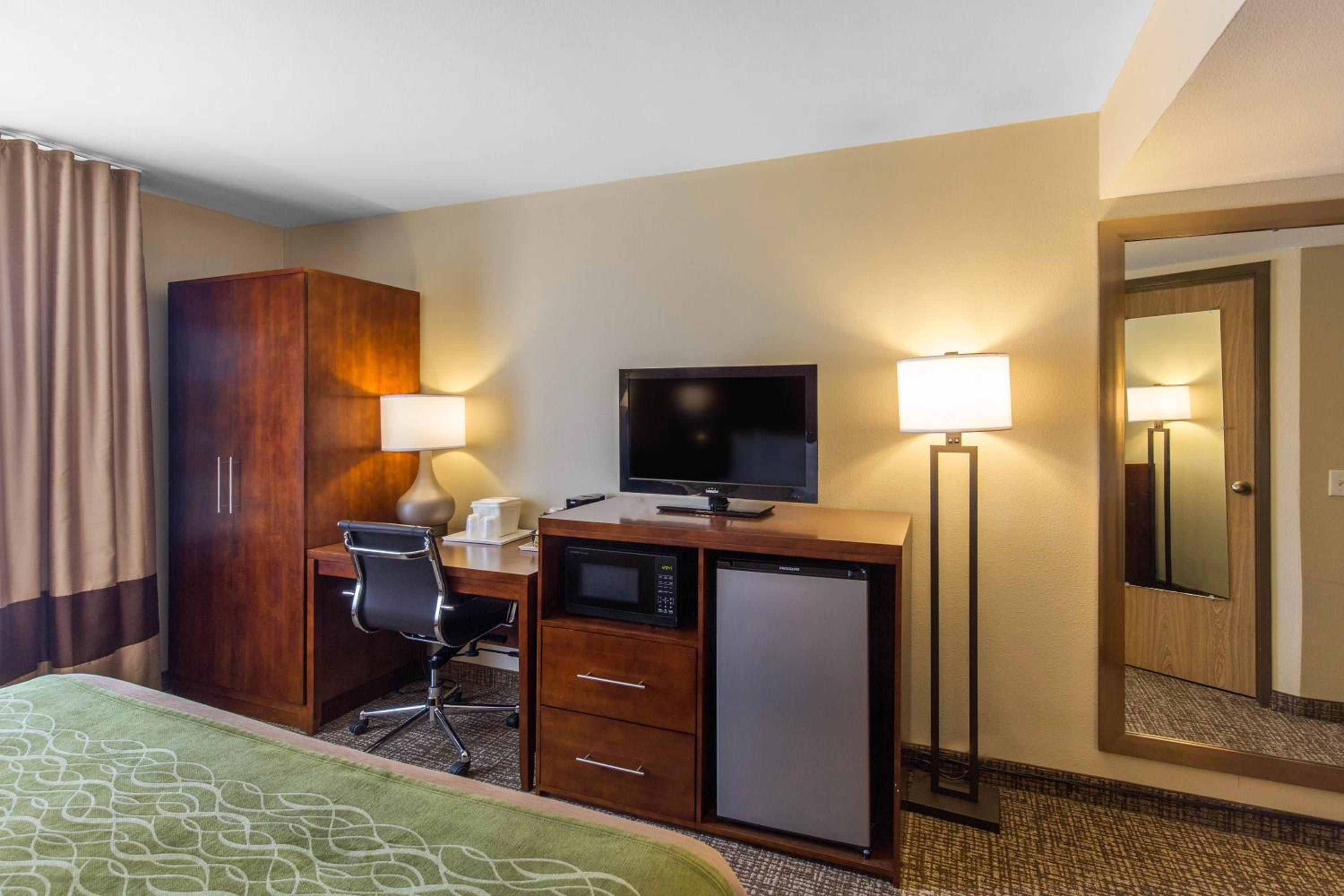 Deluxe King Room - Non-Smoking - Photo 2