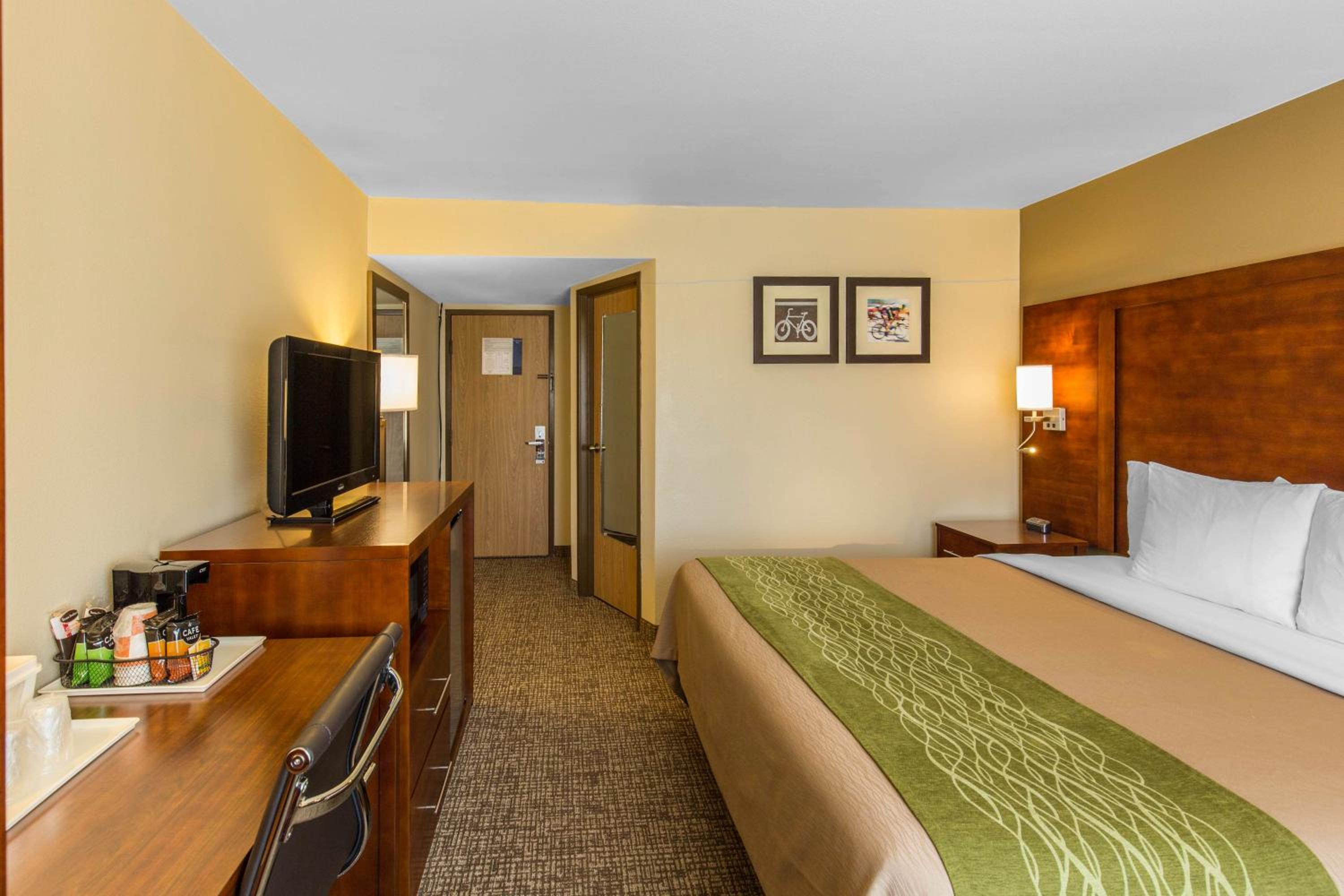 Deluxe King Room - Non-Smoking - Photo 3