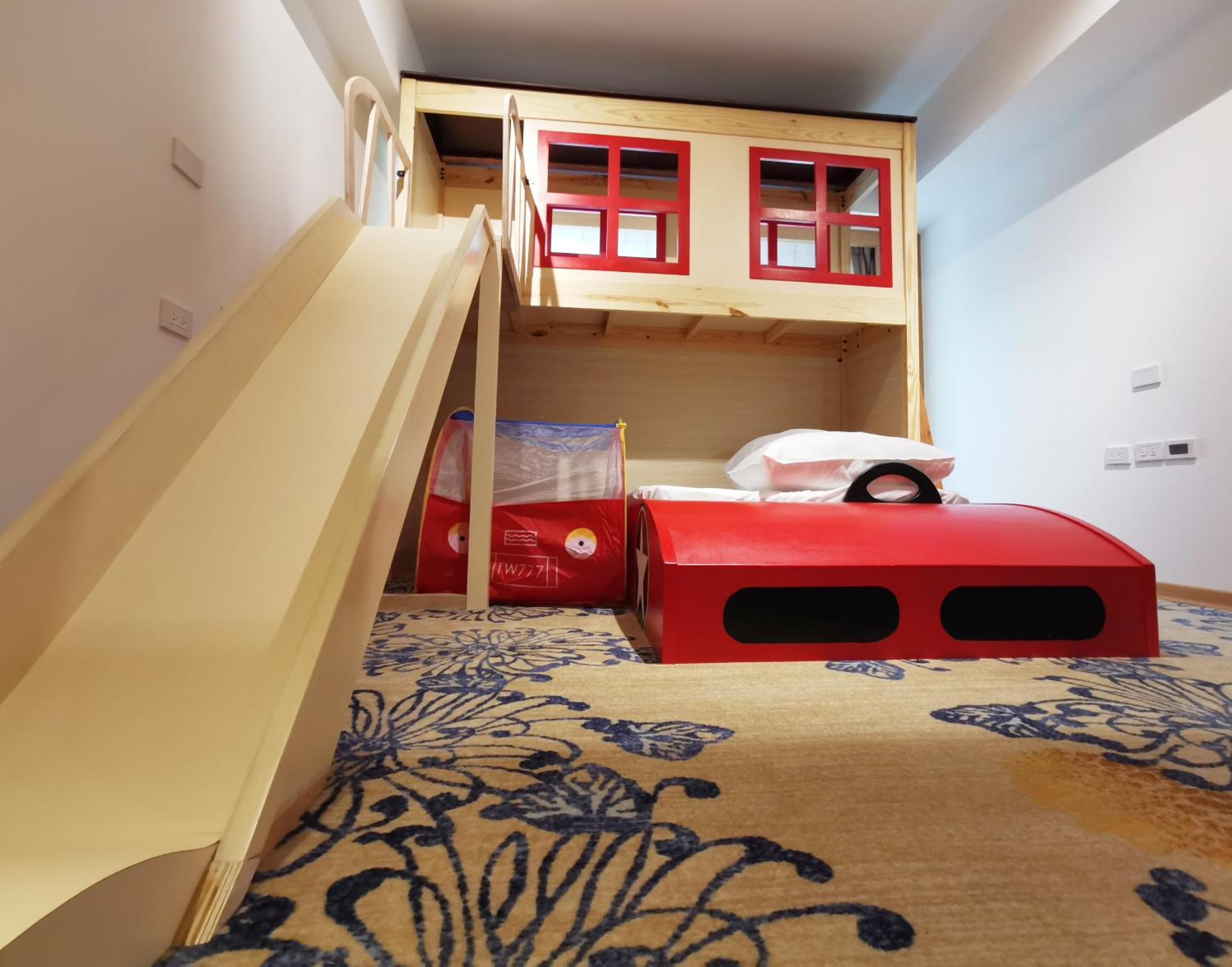 Kid-friendly Family Room with Kids Play bed photo 2