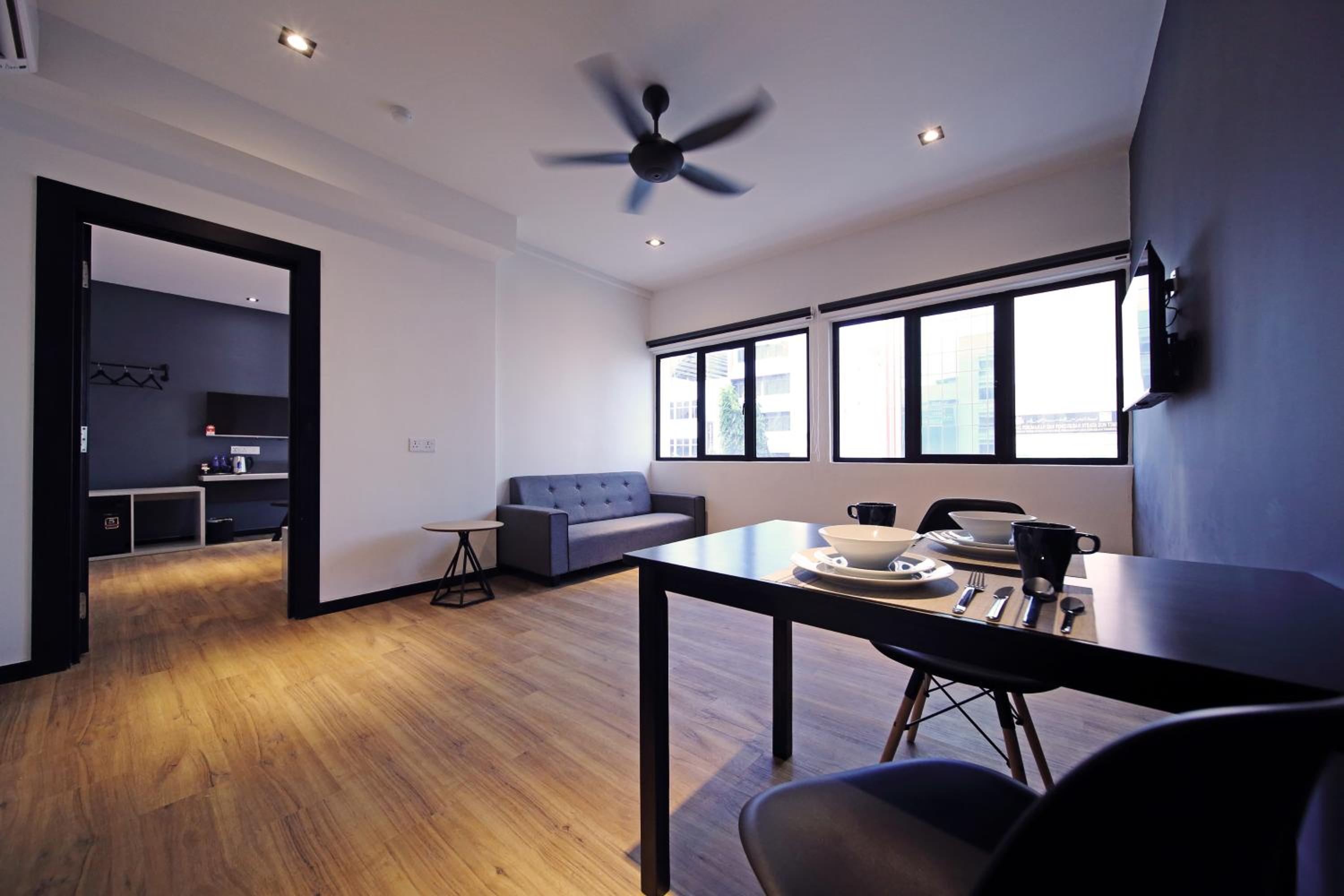 Executive Suite - Photo 7