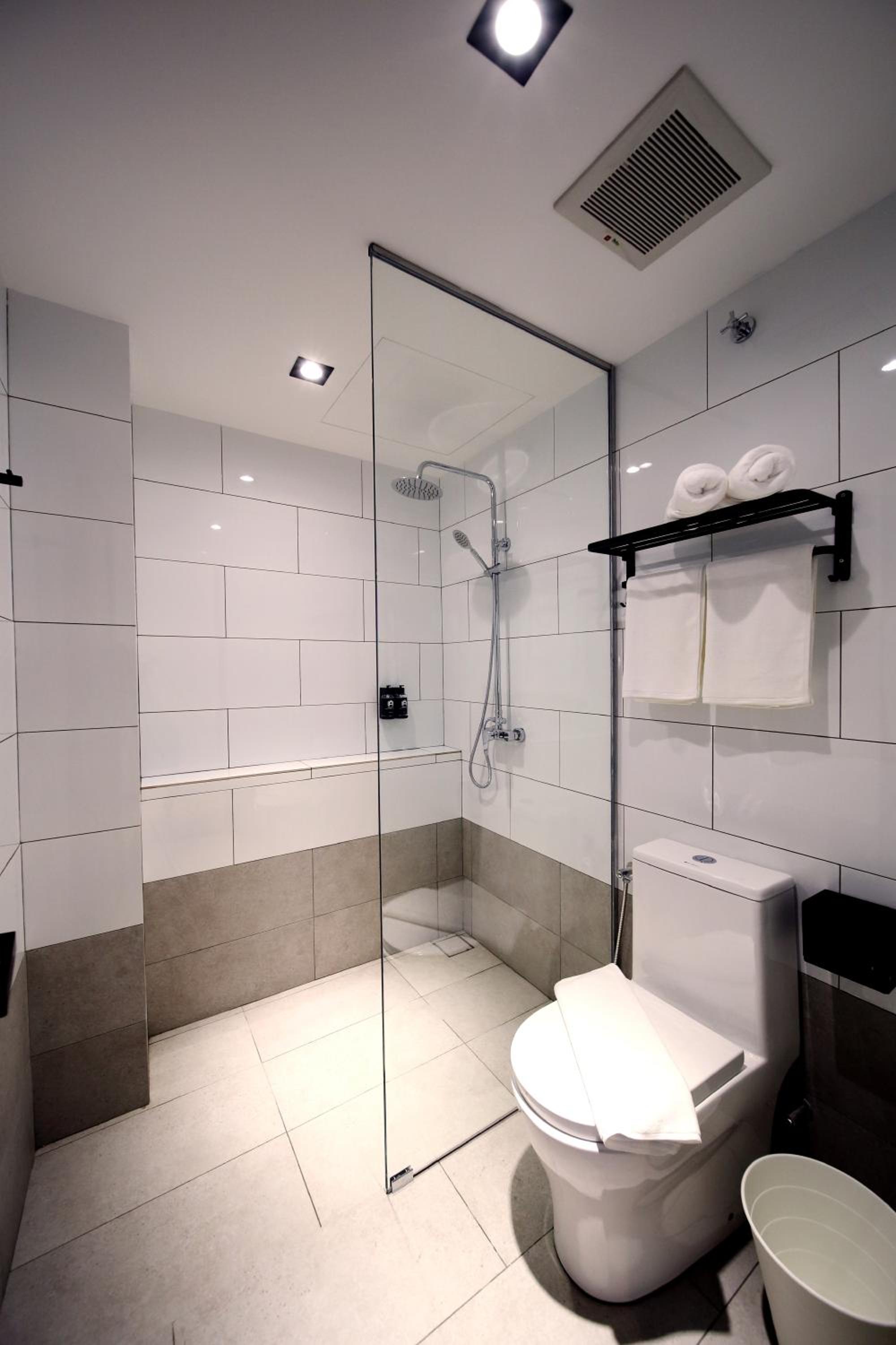 Executive Suite - Photo 15