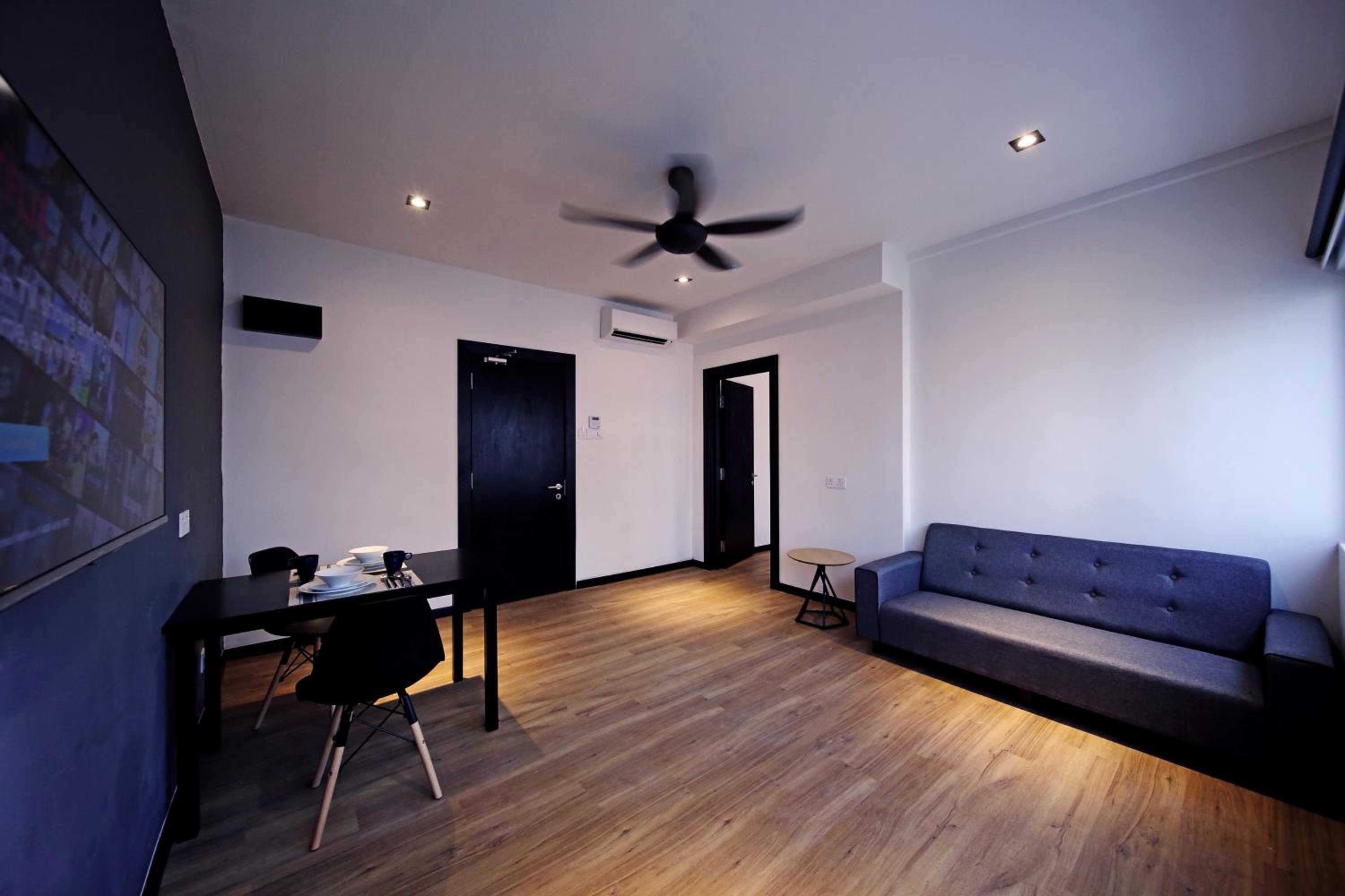 Executive Suite - Photo 8