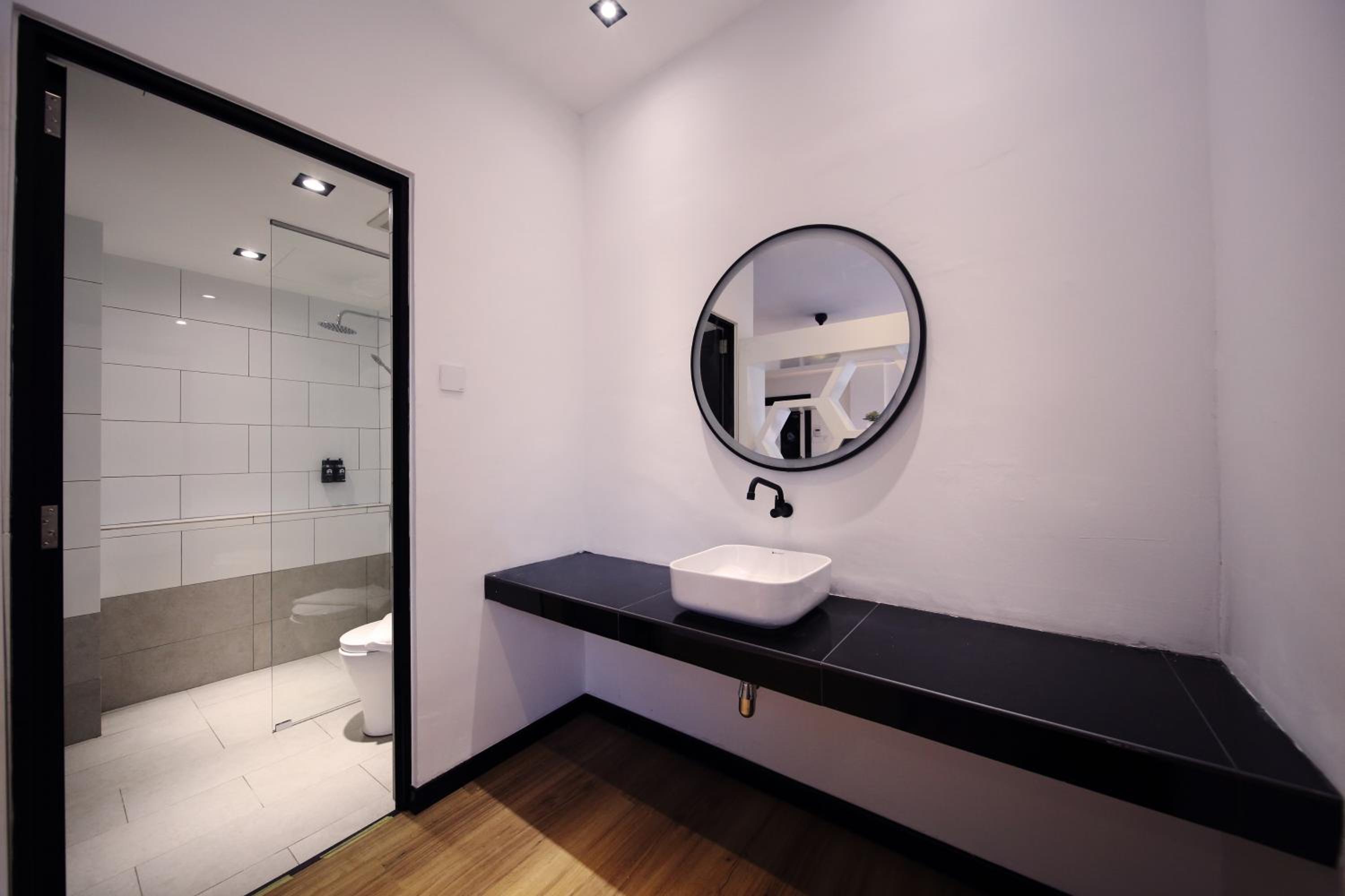 Executive Suite - Photo 14