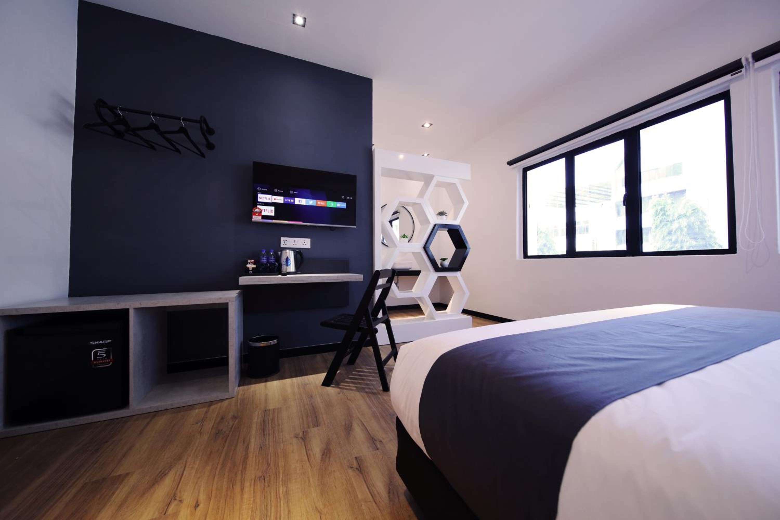 Executive Suite - Photo 12