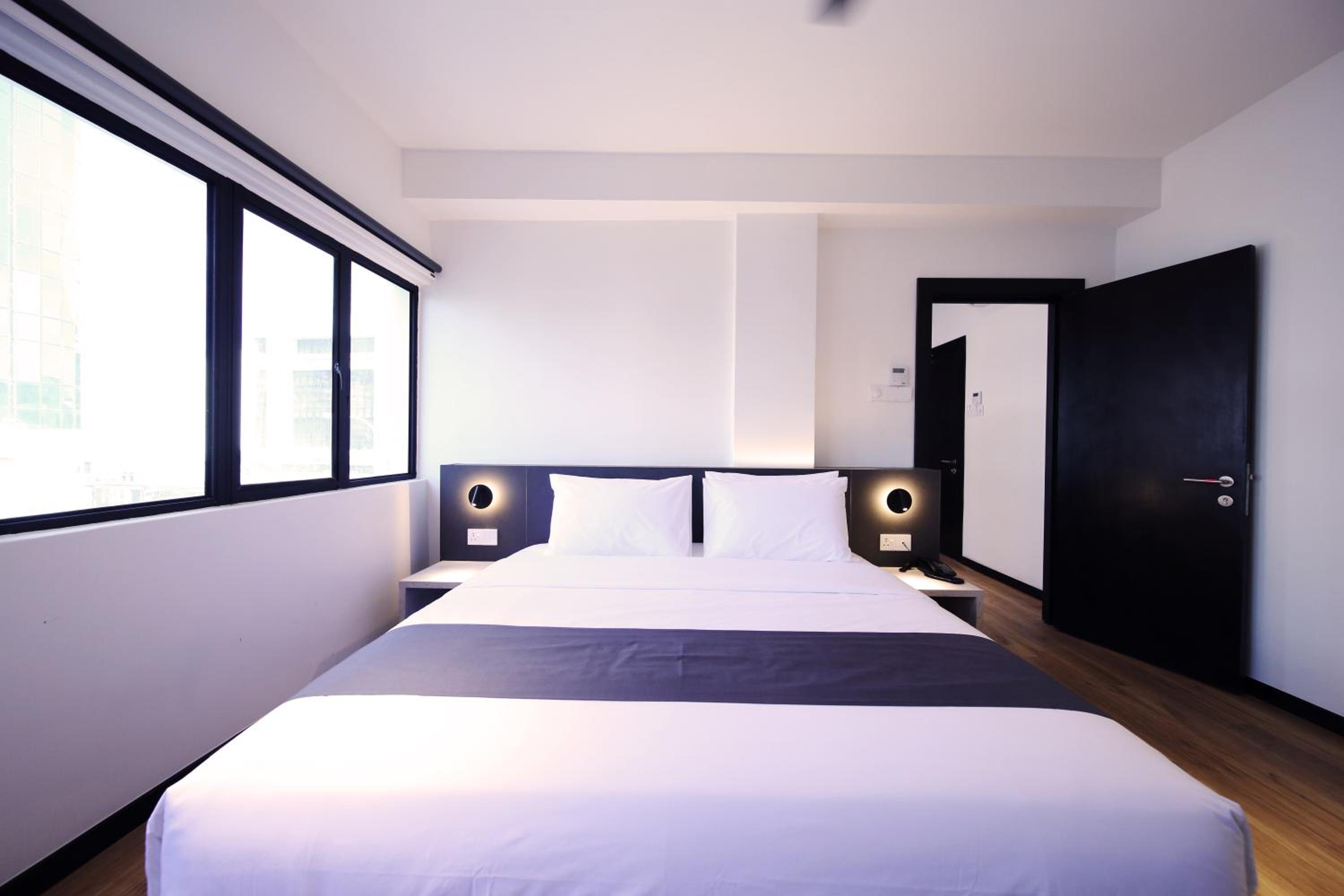Executive Suite - Photo 11
