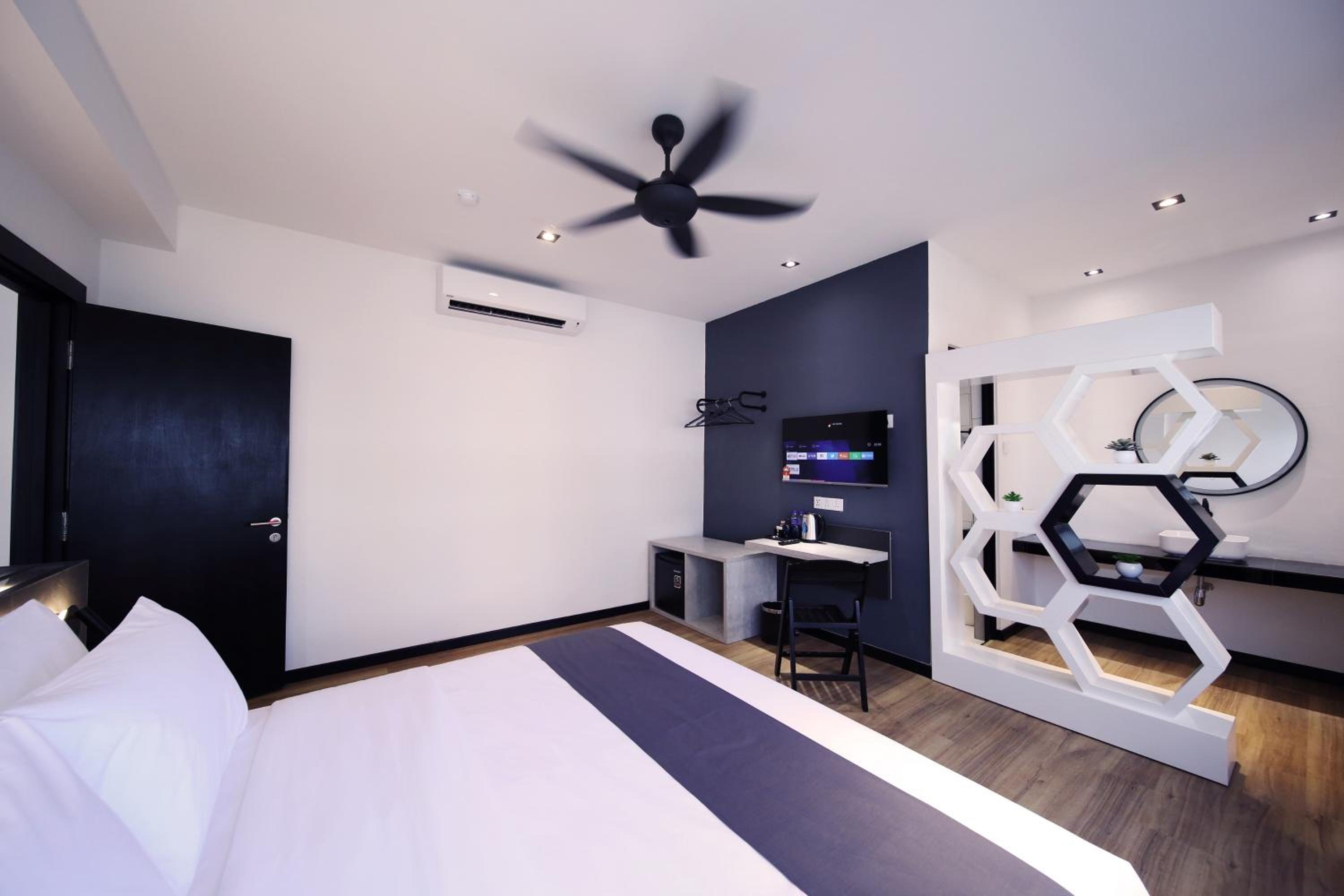 Executive Suite - Photo 10
