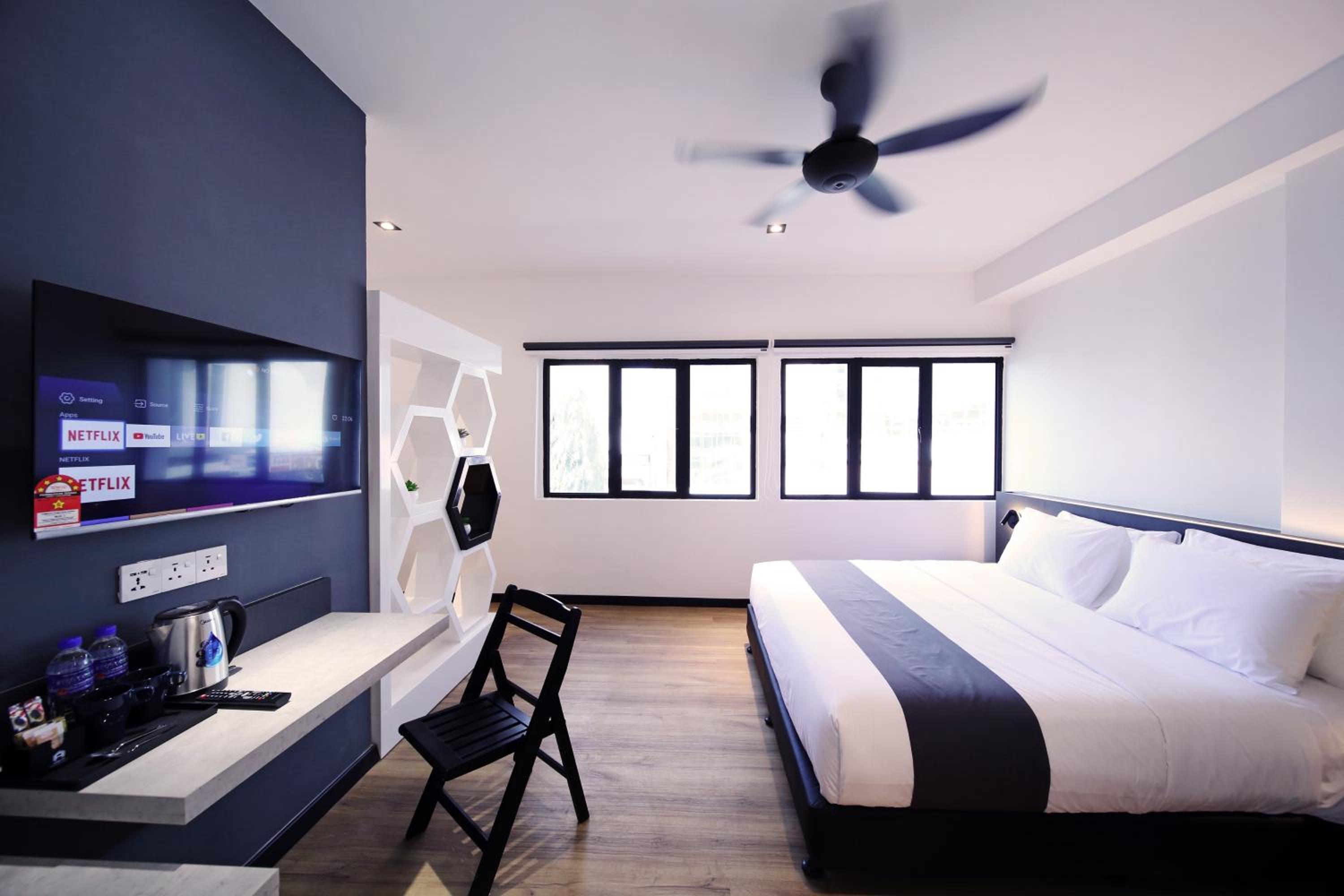 Executive Suite - Photo 9