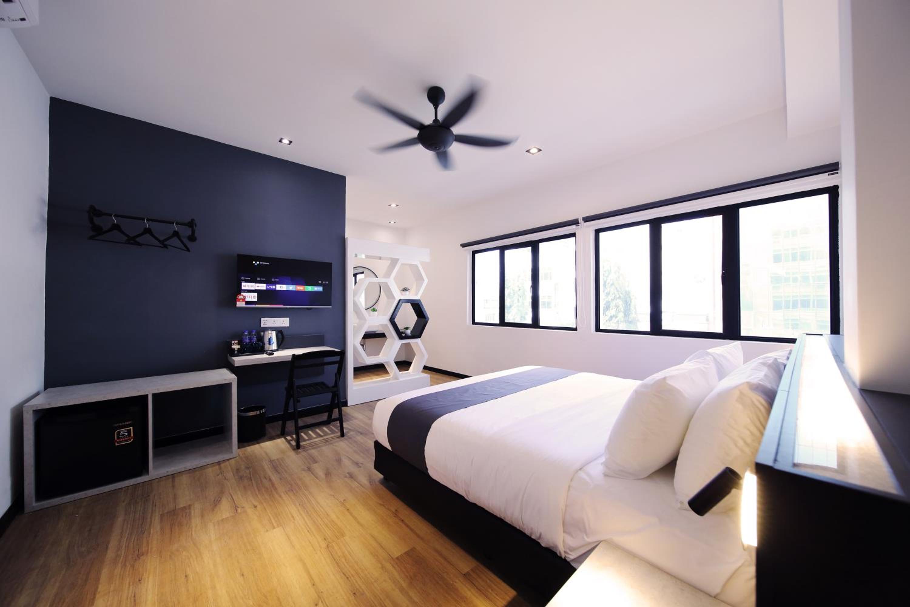 Executive Suite - Photo 6