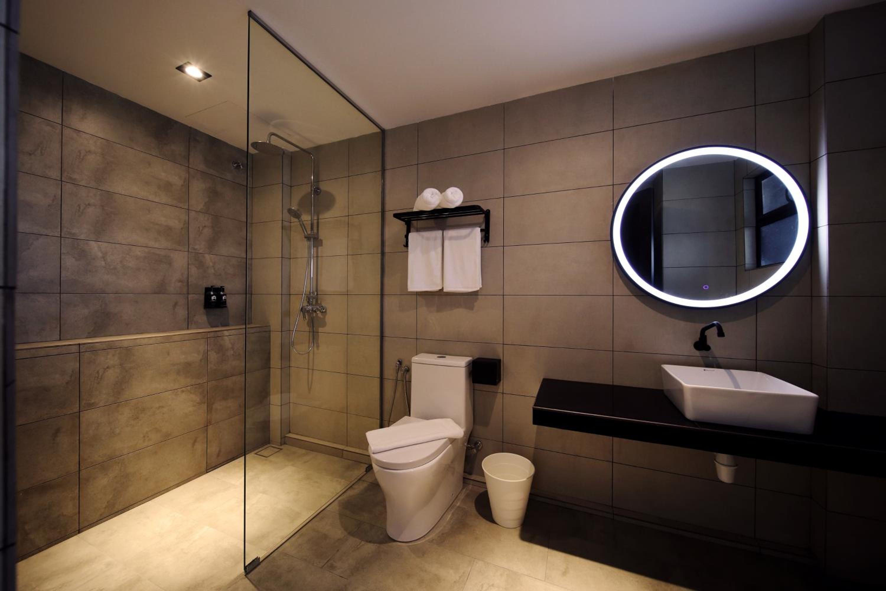 Premium King Room - Photo 10