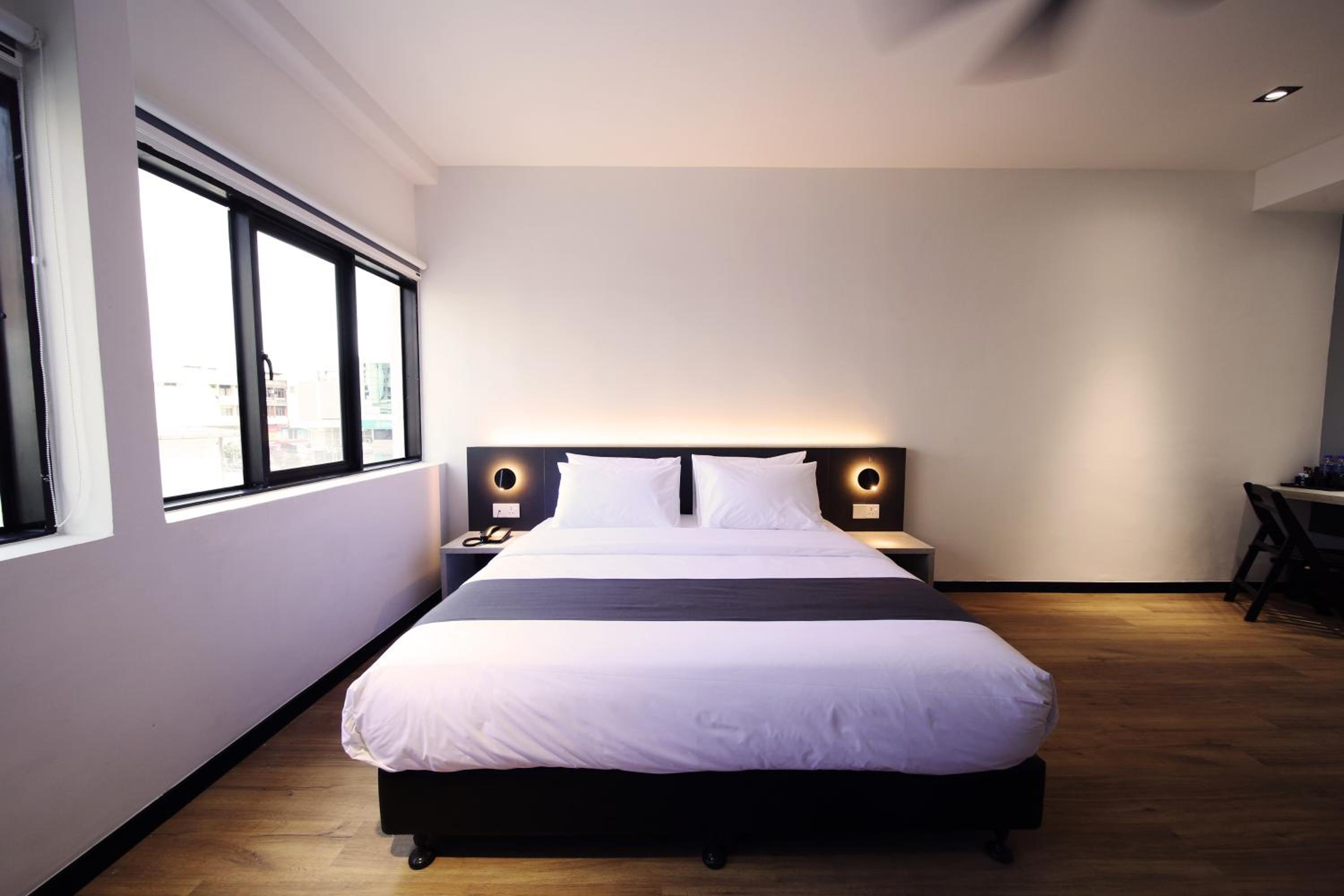 Premium King Room - Photo 3