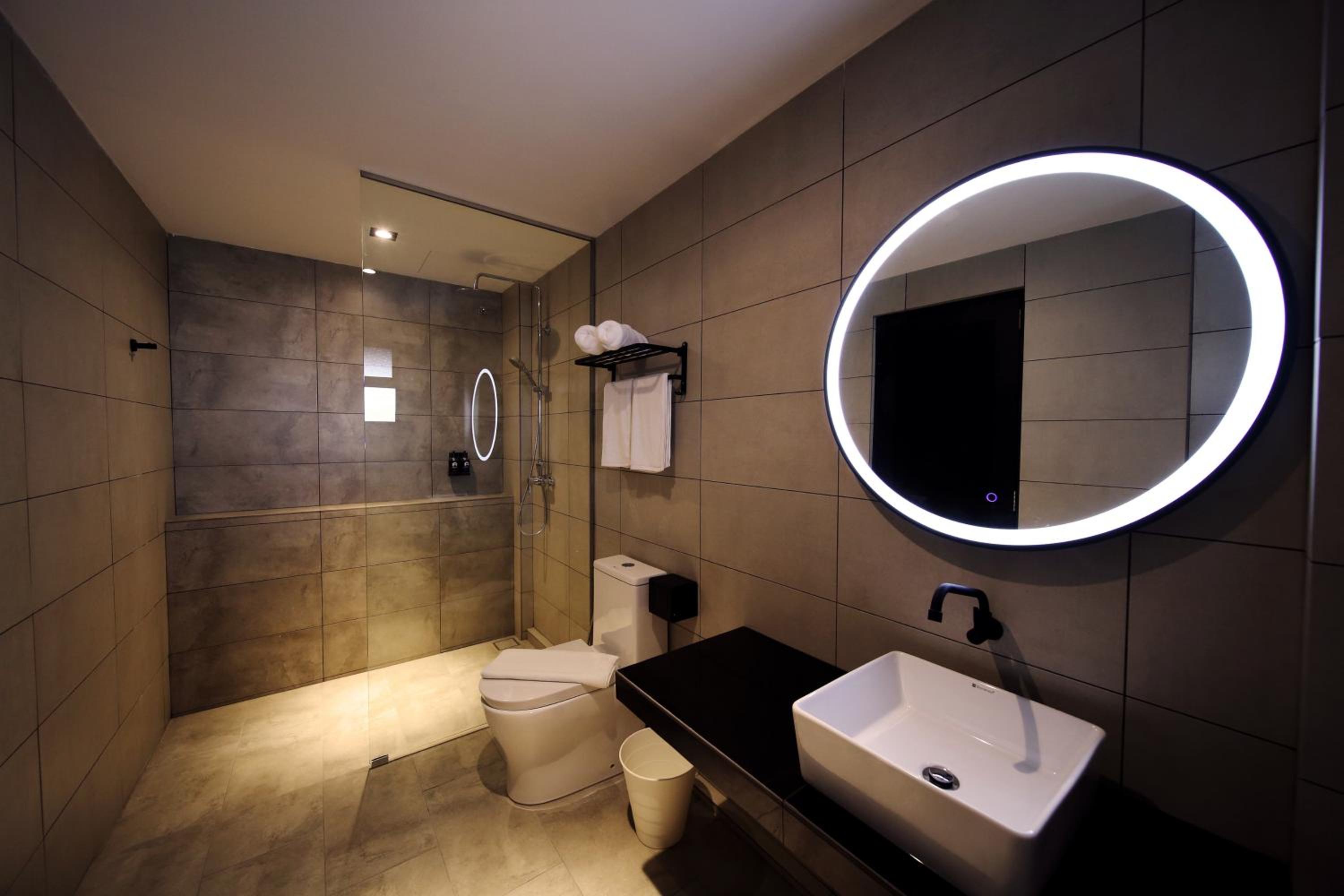 Premium King Room - Photo 6