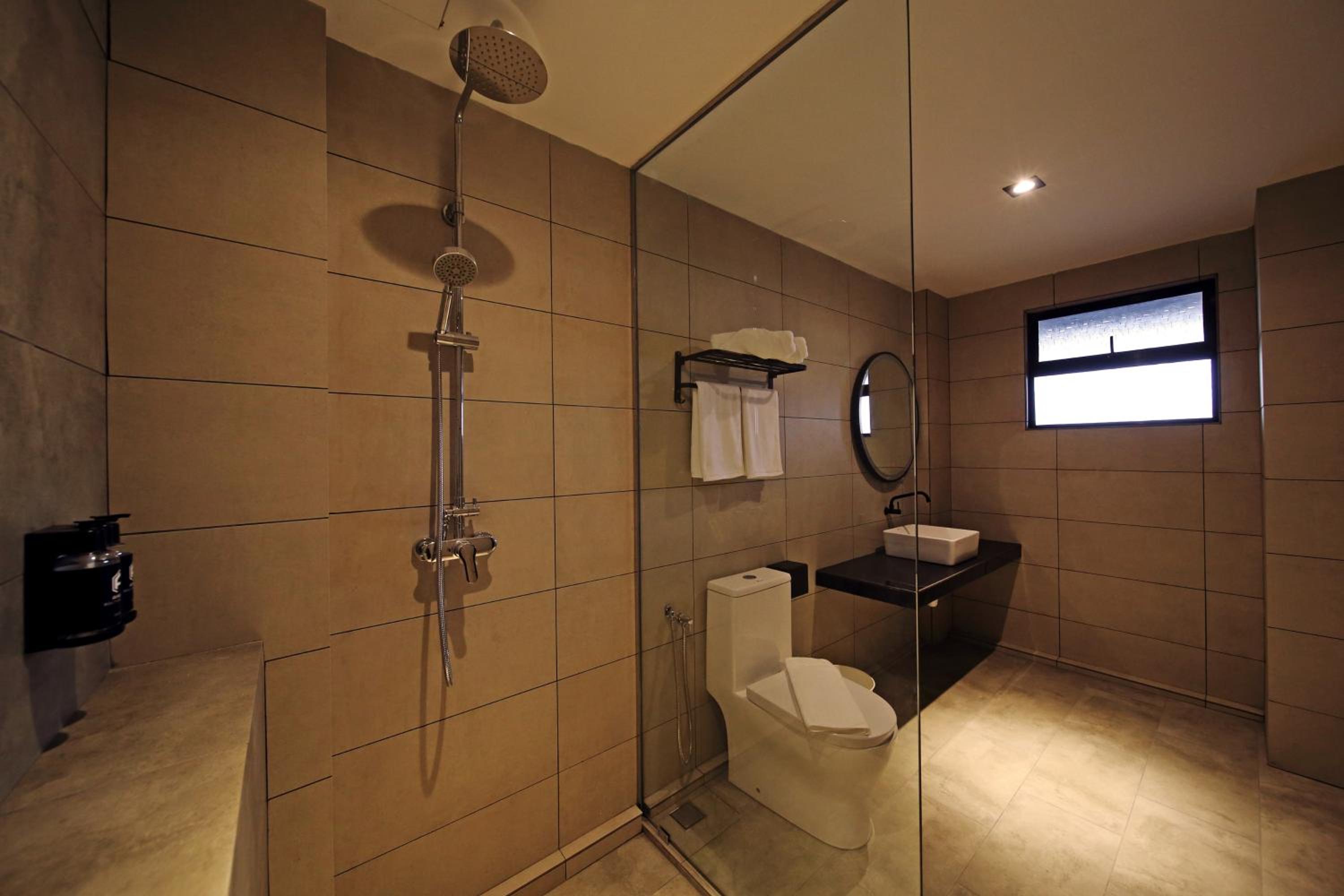 Premium King Room - Photo 9