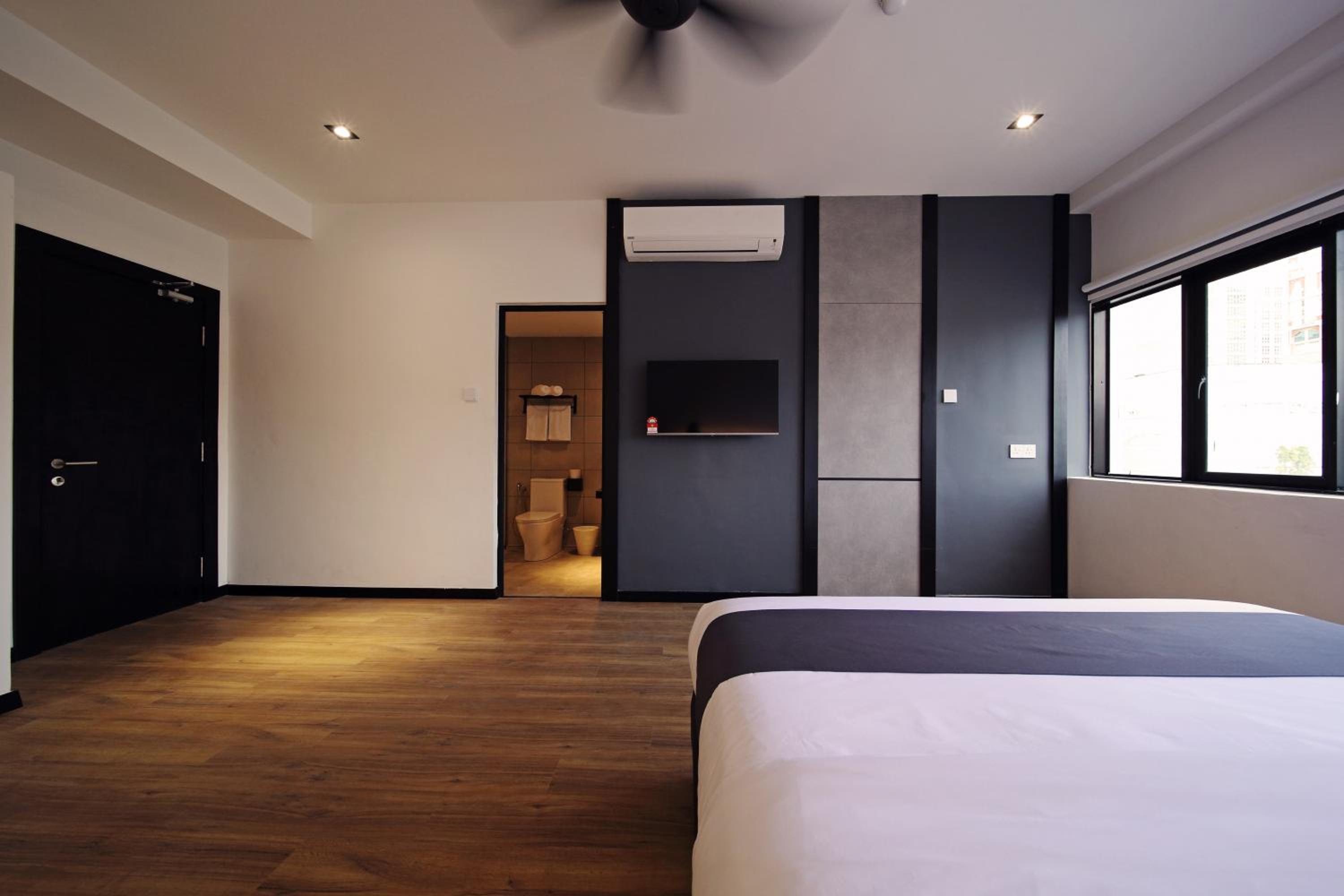 Premium King Room - Photo 5