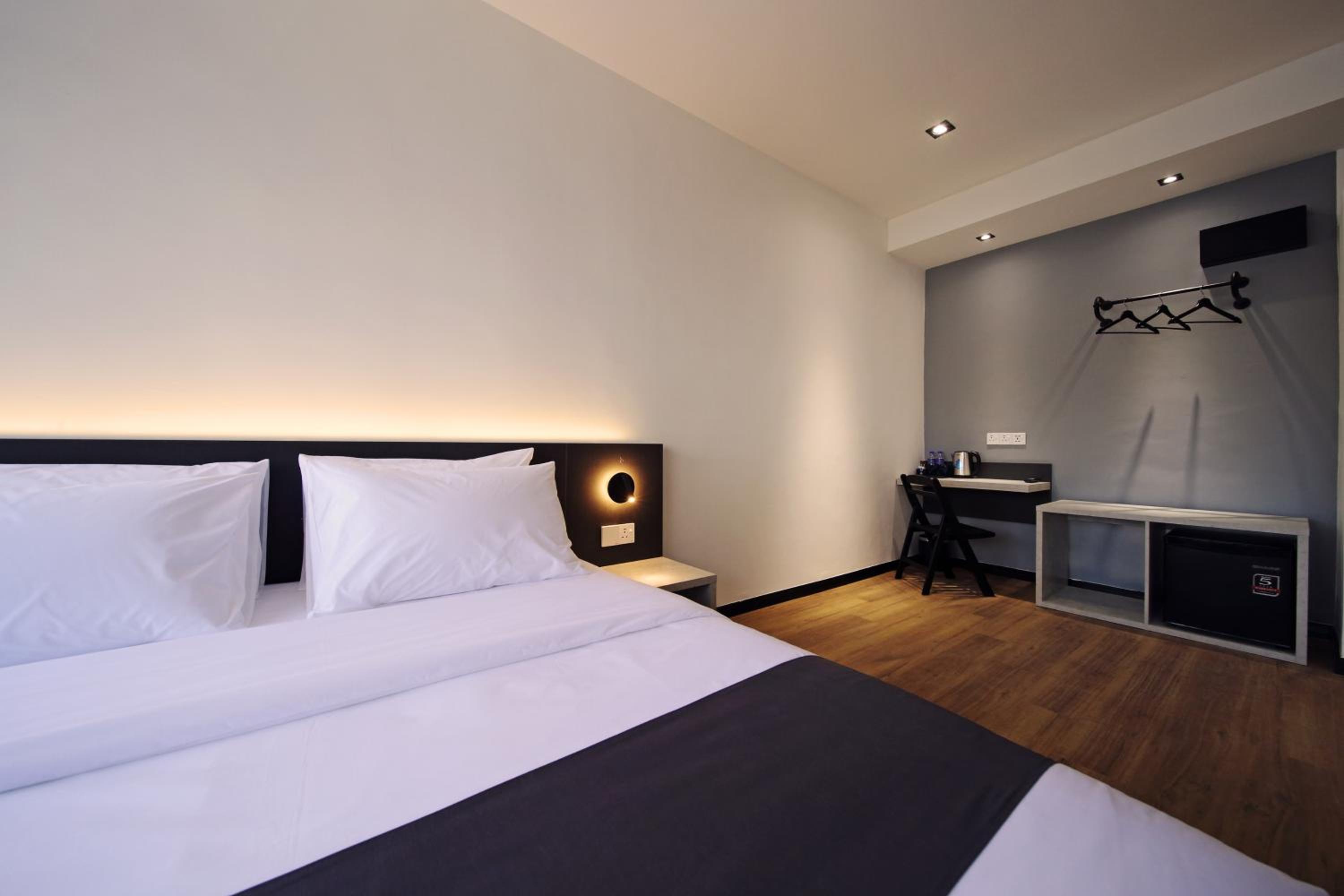 Premium King Room - Photo 4