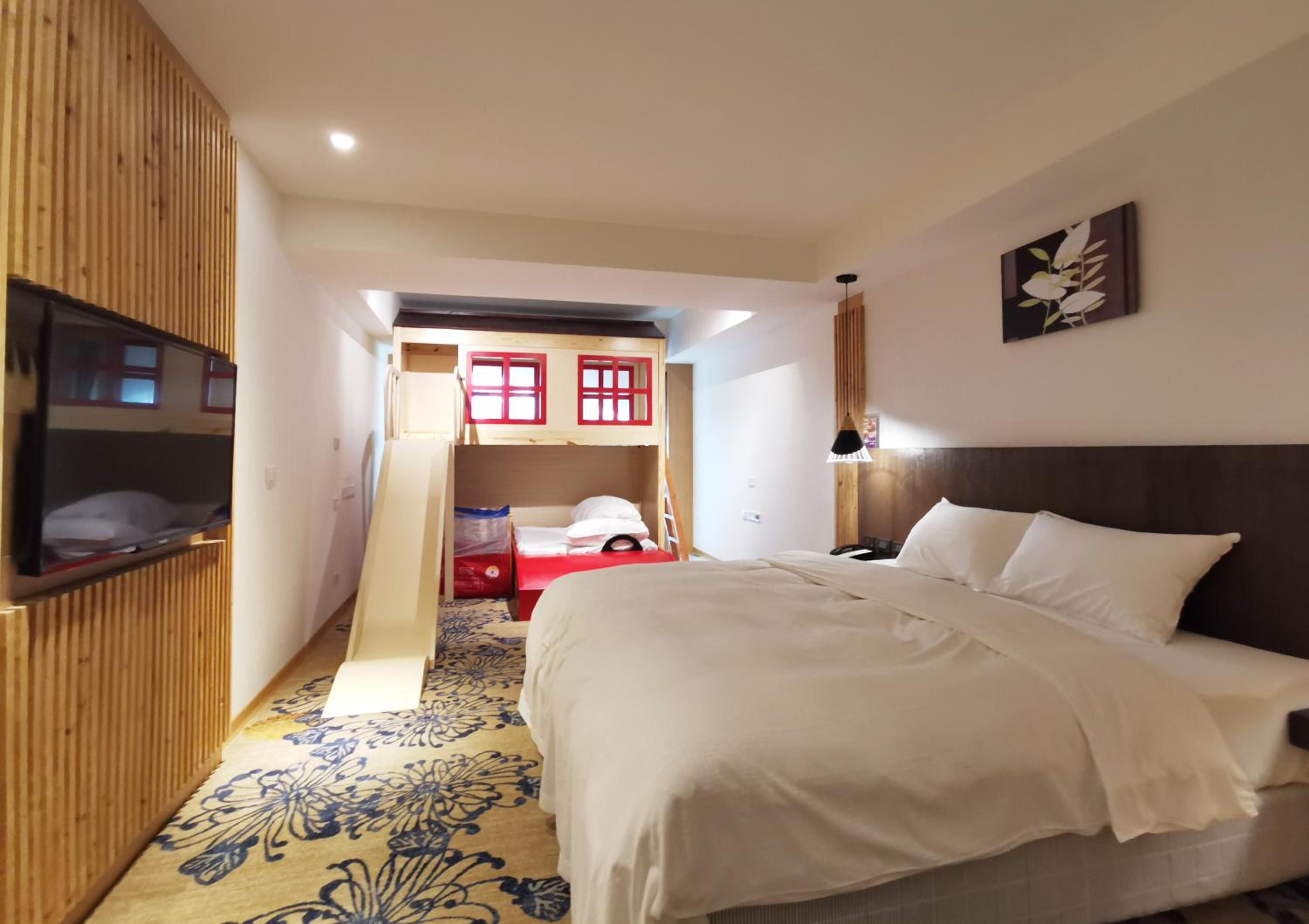 Kid-friendly Family Room with Kids Play bed photo 3