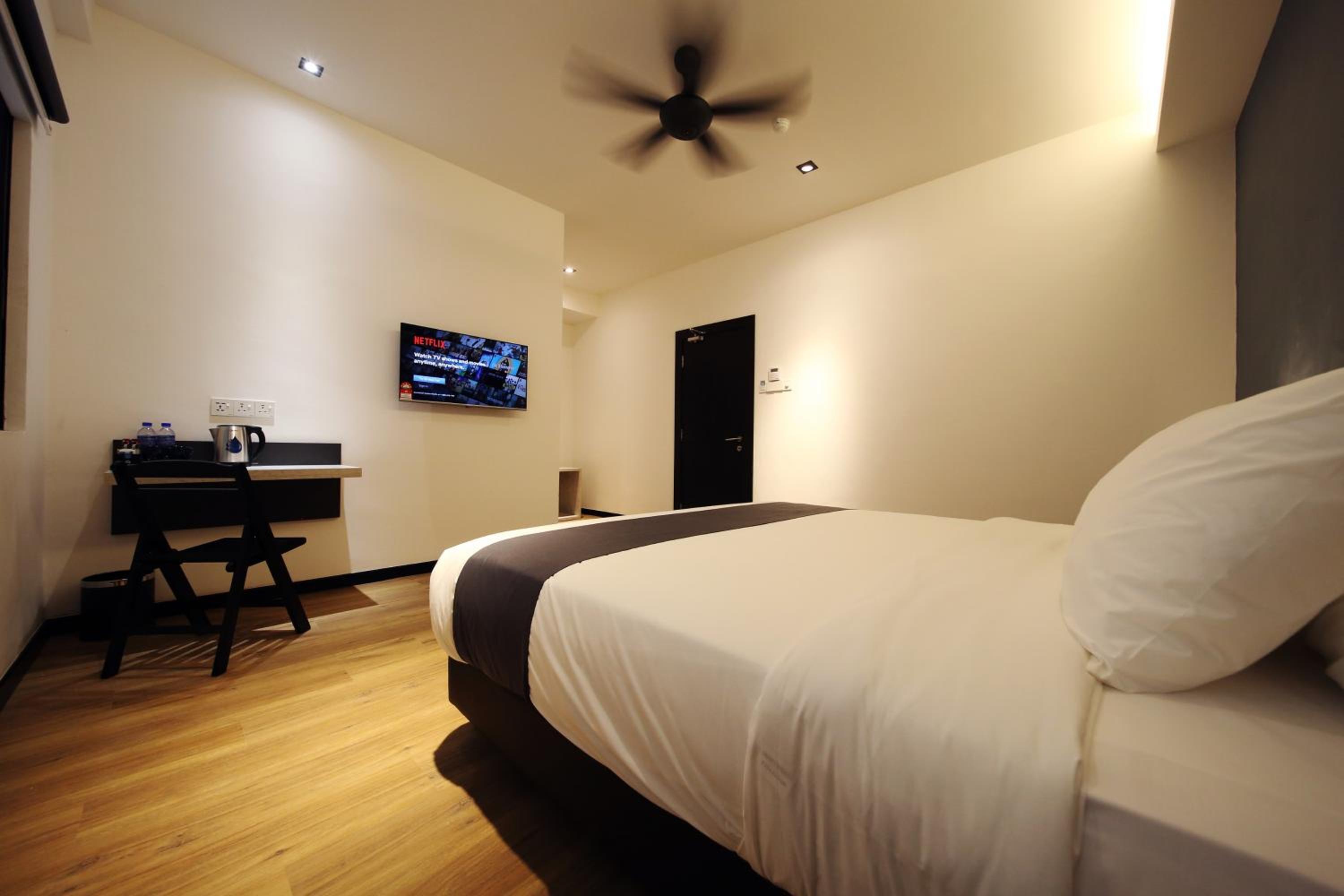 Deluxe King Room - Photo 9