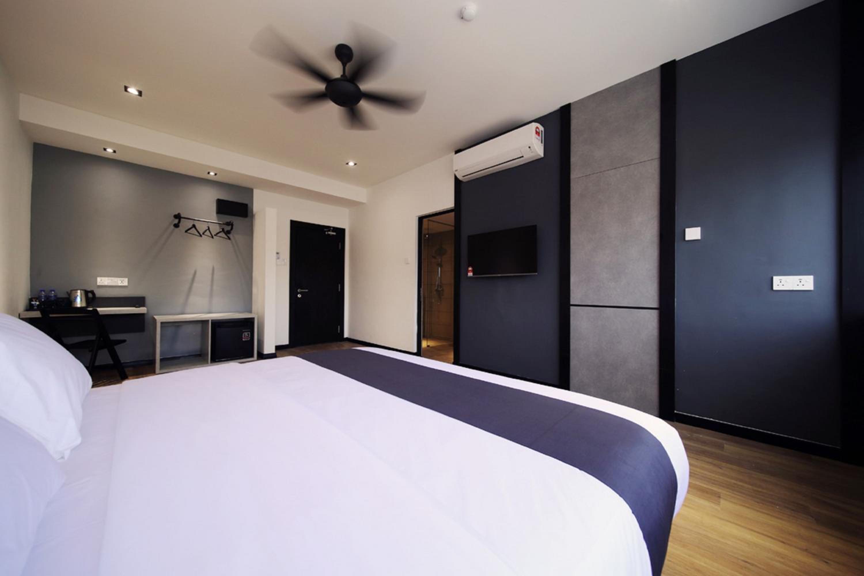 Premium King Room - Photo 2
