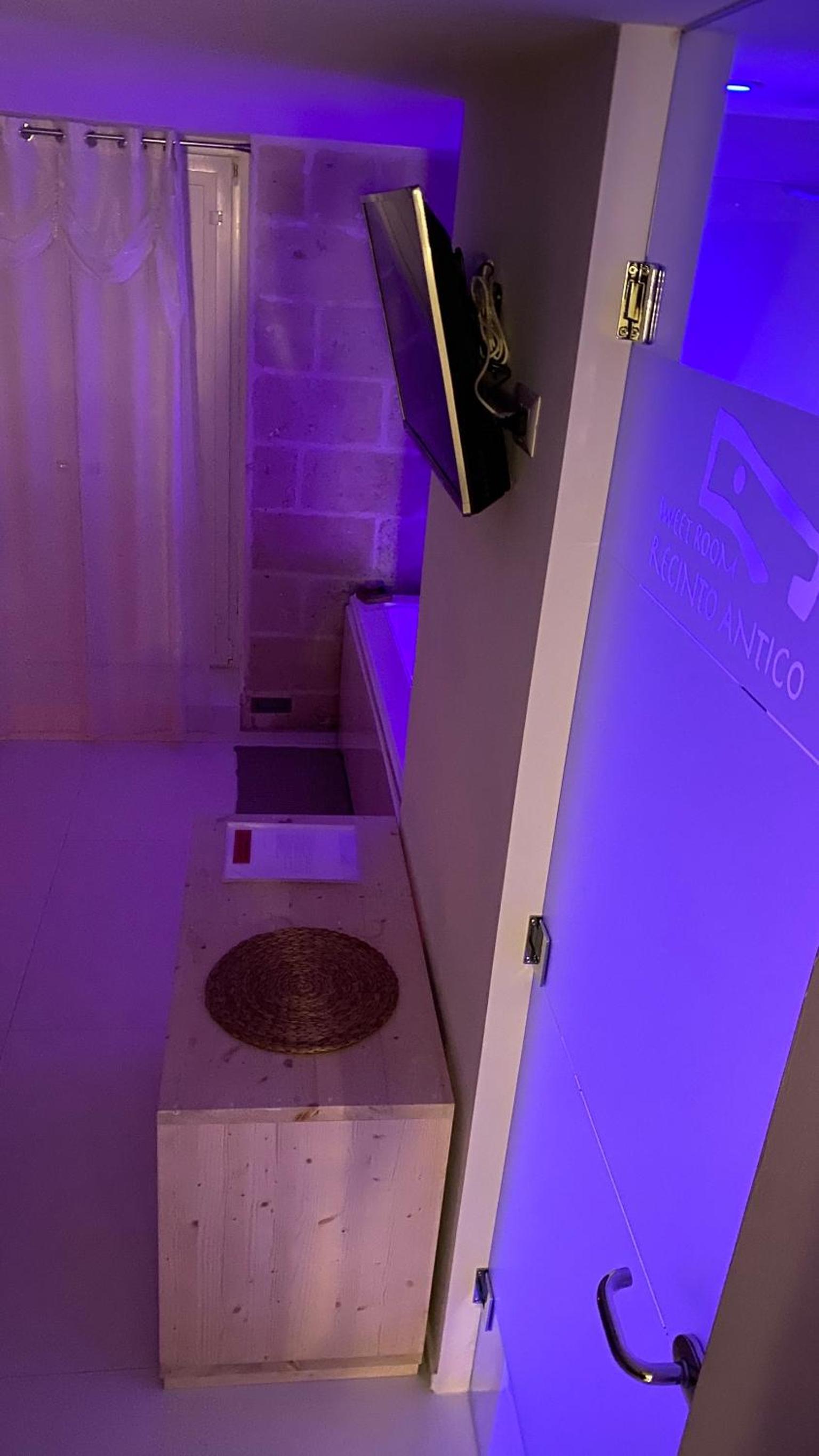 Deluxe Double Room with Bath - Photo 33