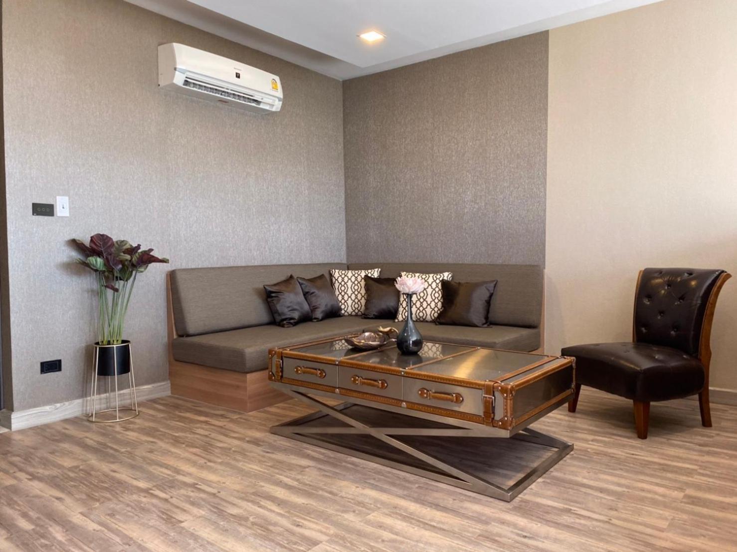 Executive Suite - Photo 28