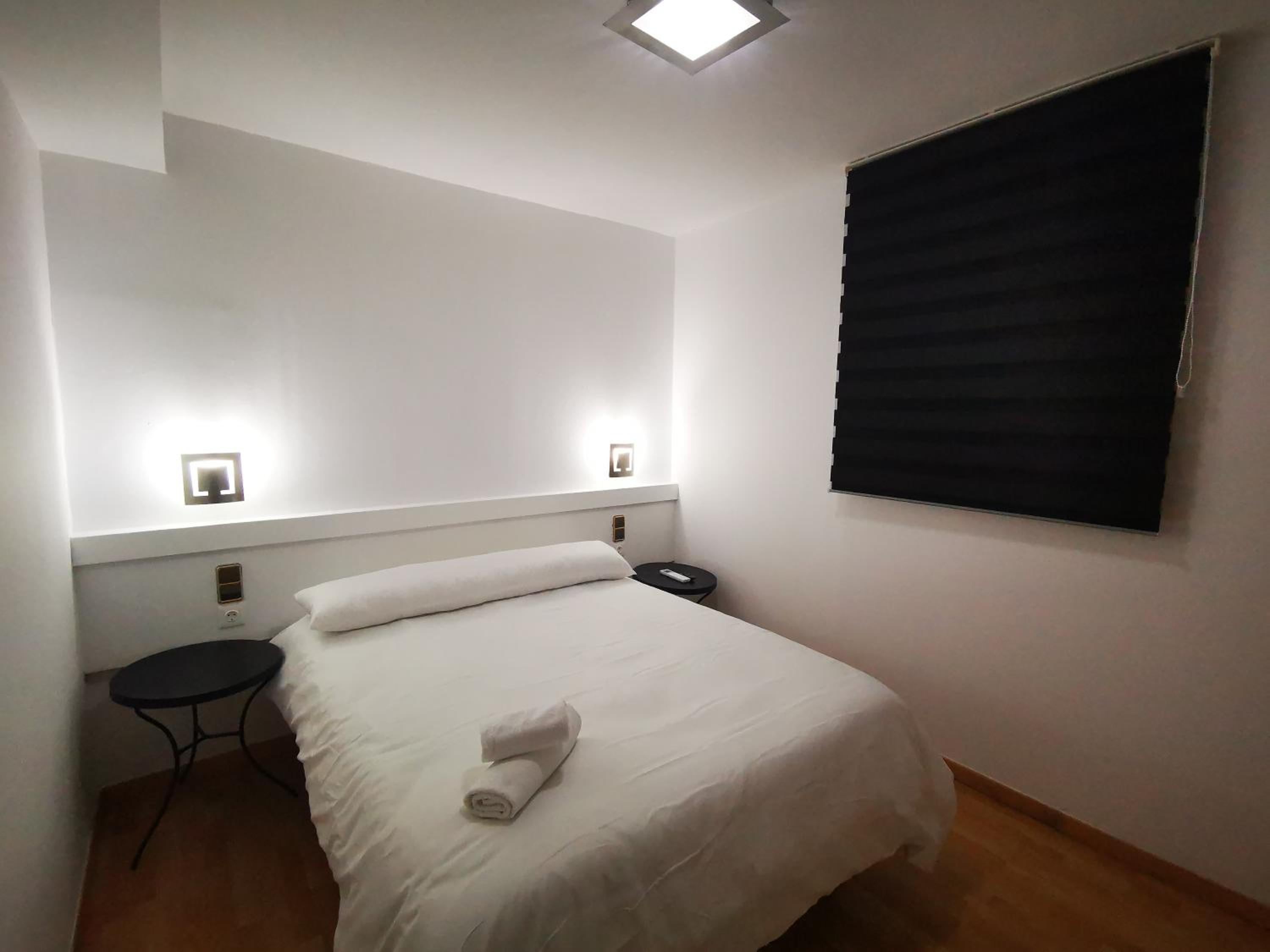 Double or Twin Room with Bathroom - Photo 4