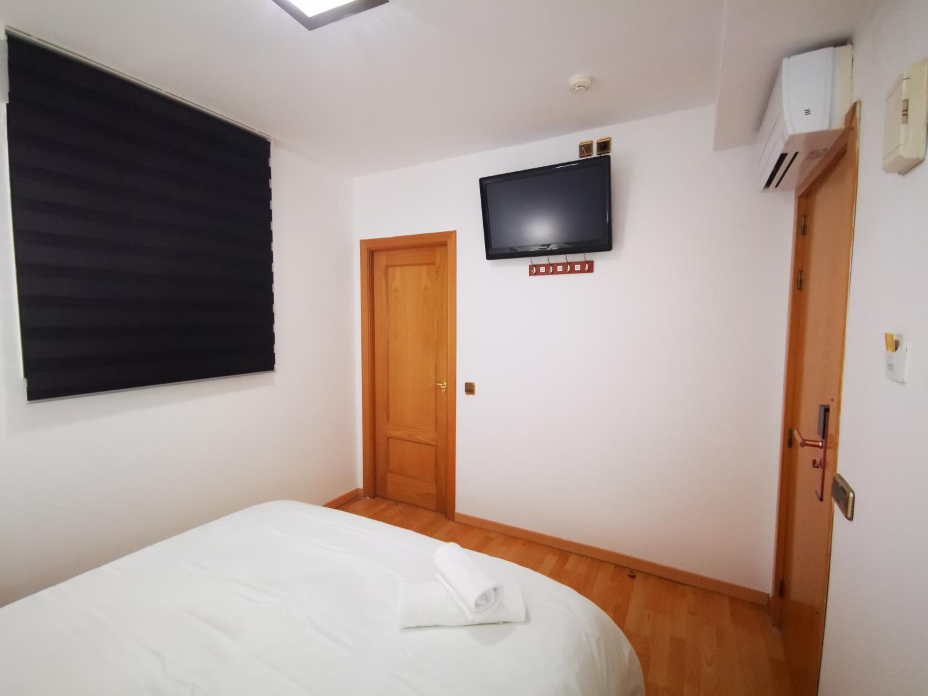 Double or Twin Room with Bathroom - Photo 5