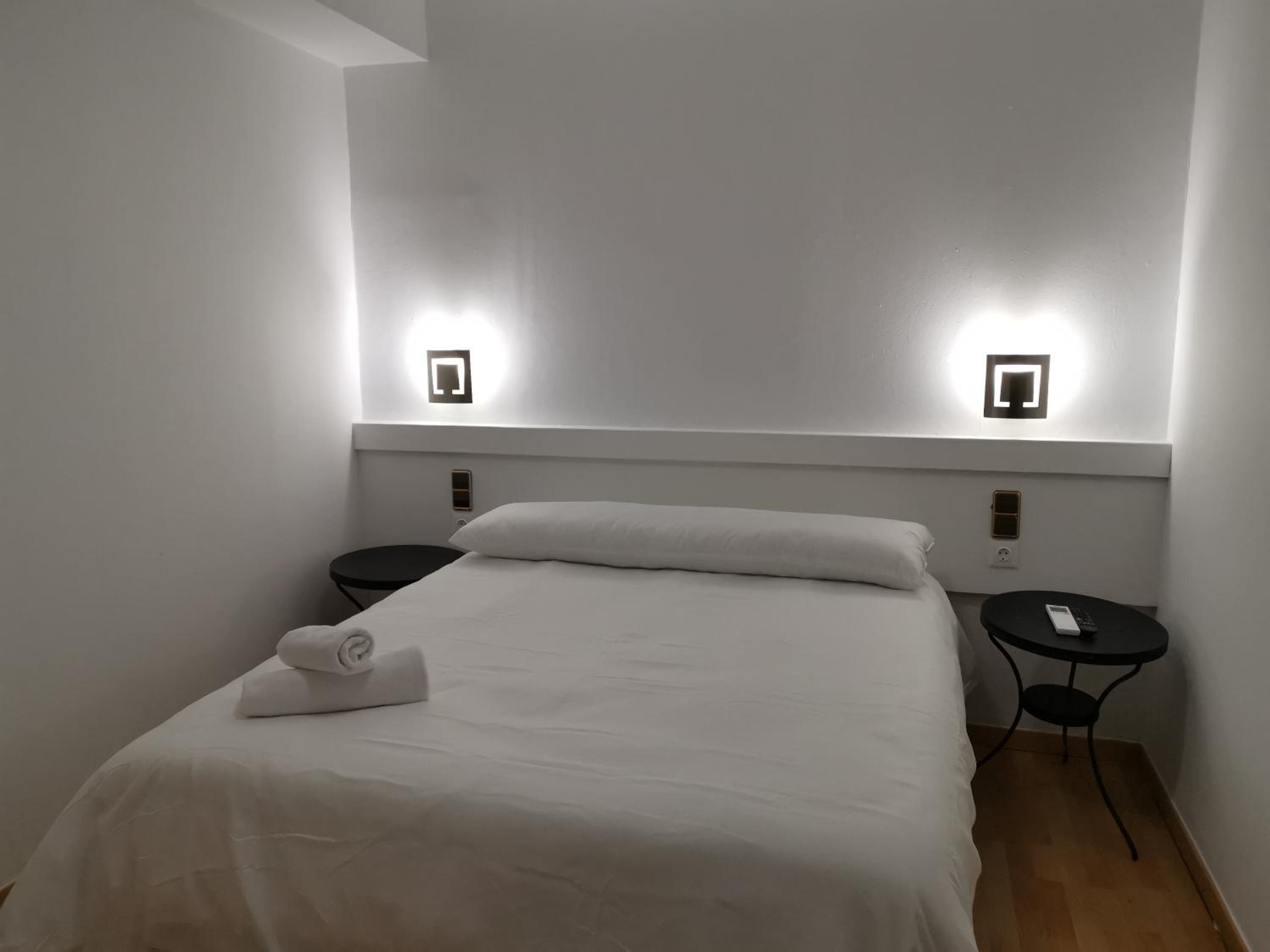 Double or Twin Room with Bathroom - Photo 1