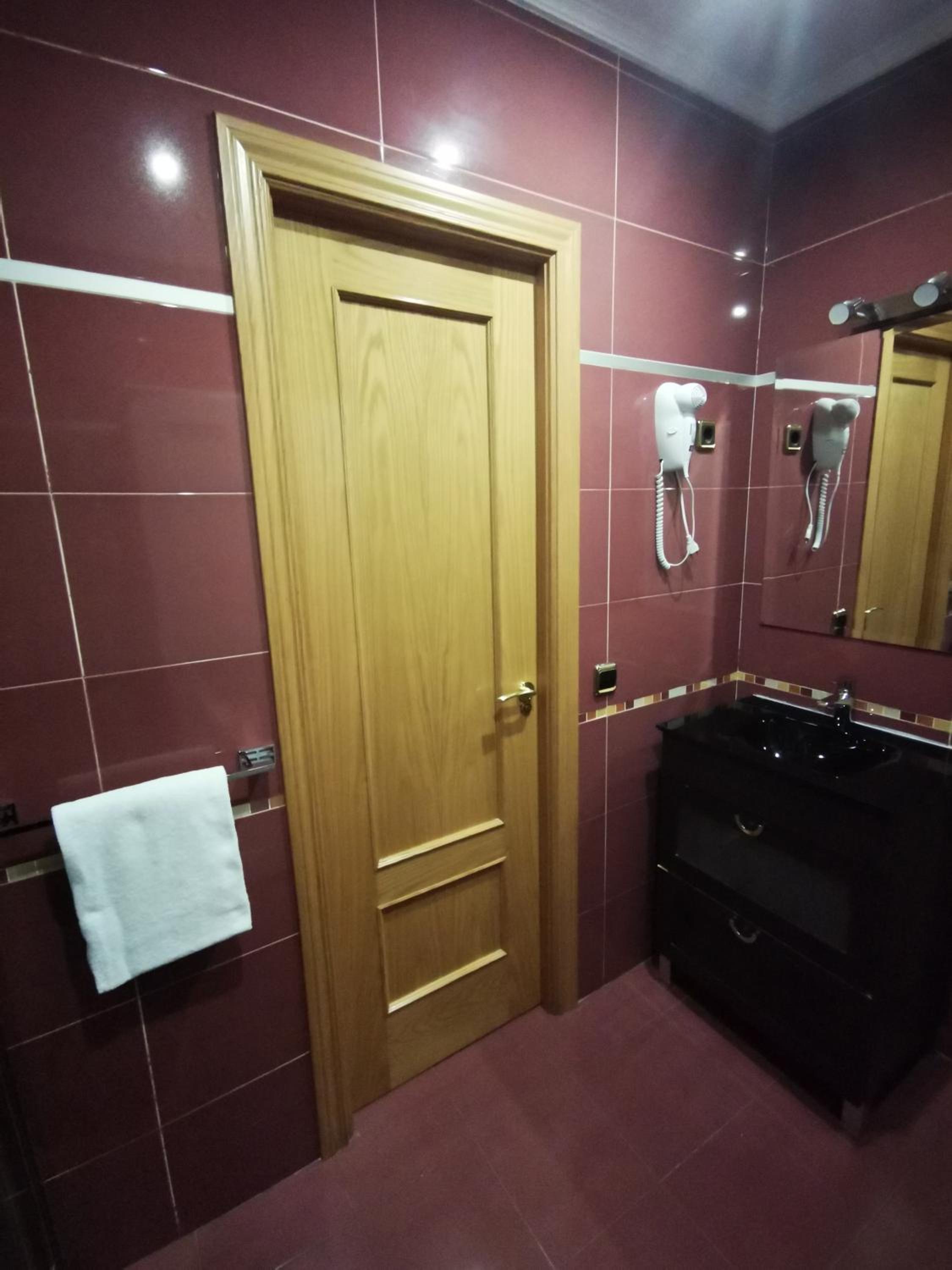 Double or Twin Room with Bathroom - Photo 6