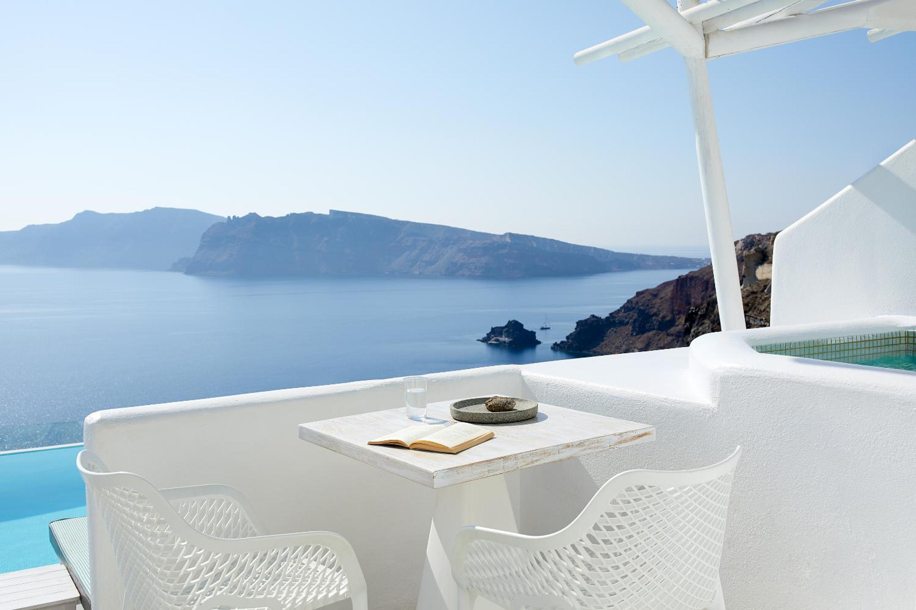 Honeymoon Suite with Outdoor Hot Tub and Caldera View