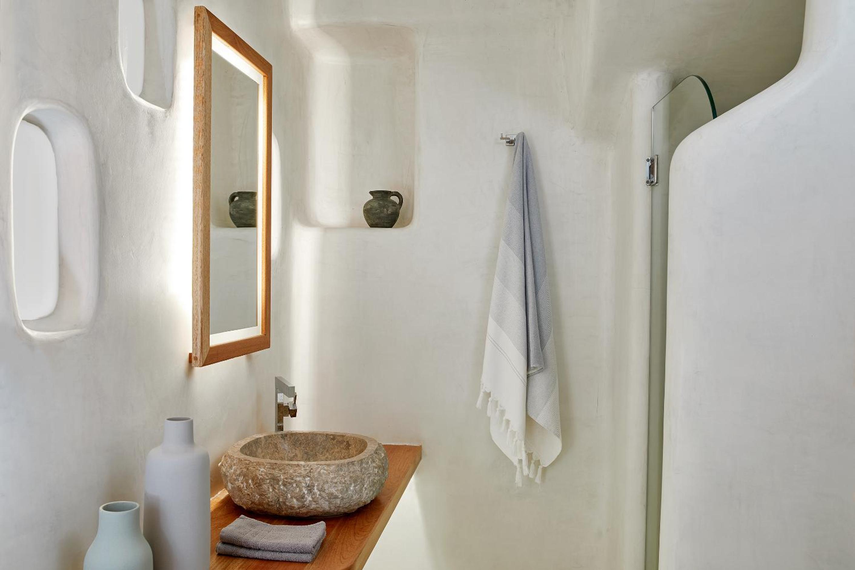Senior Villa with Outdoor Plunge Pool and Caldera View thumbnail 5
