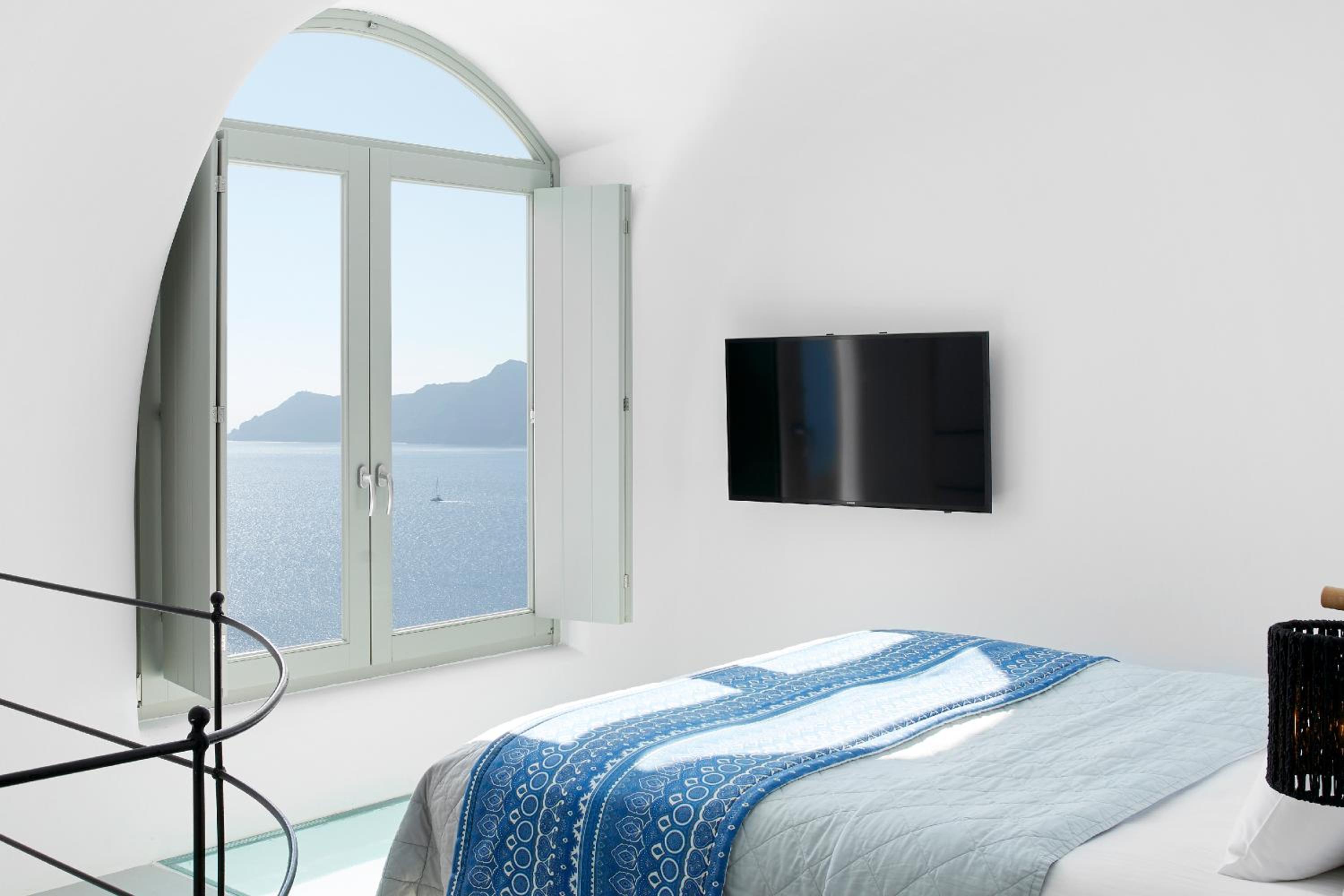 Deluxe Villa with Outdoor Private Heated Pool and Caldera View thumbnail 5