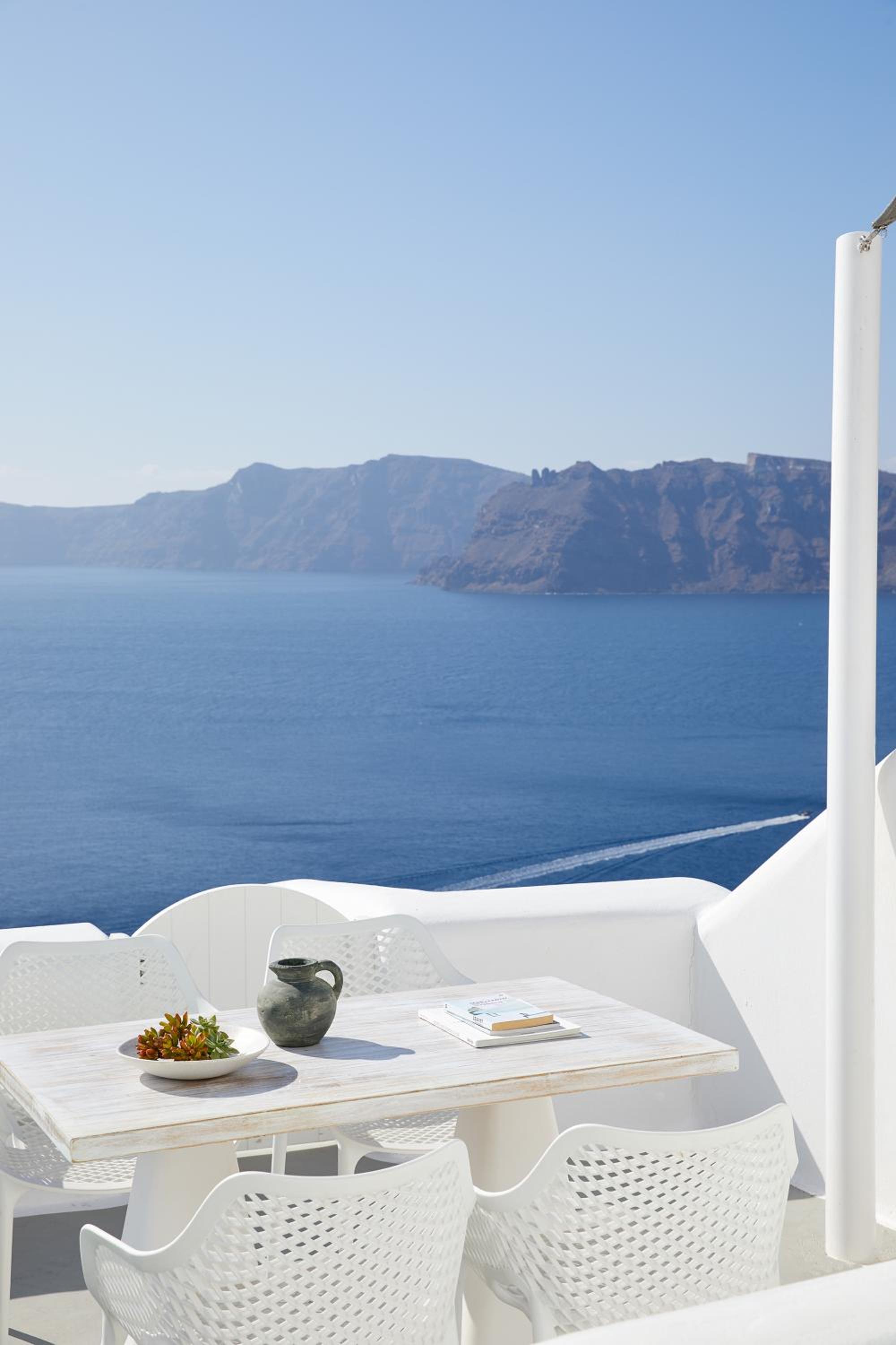Deluxe Villa with Outdoor Private Heated Pool and Caldera View