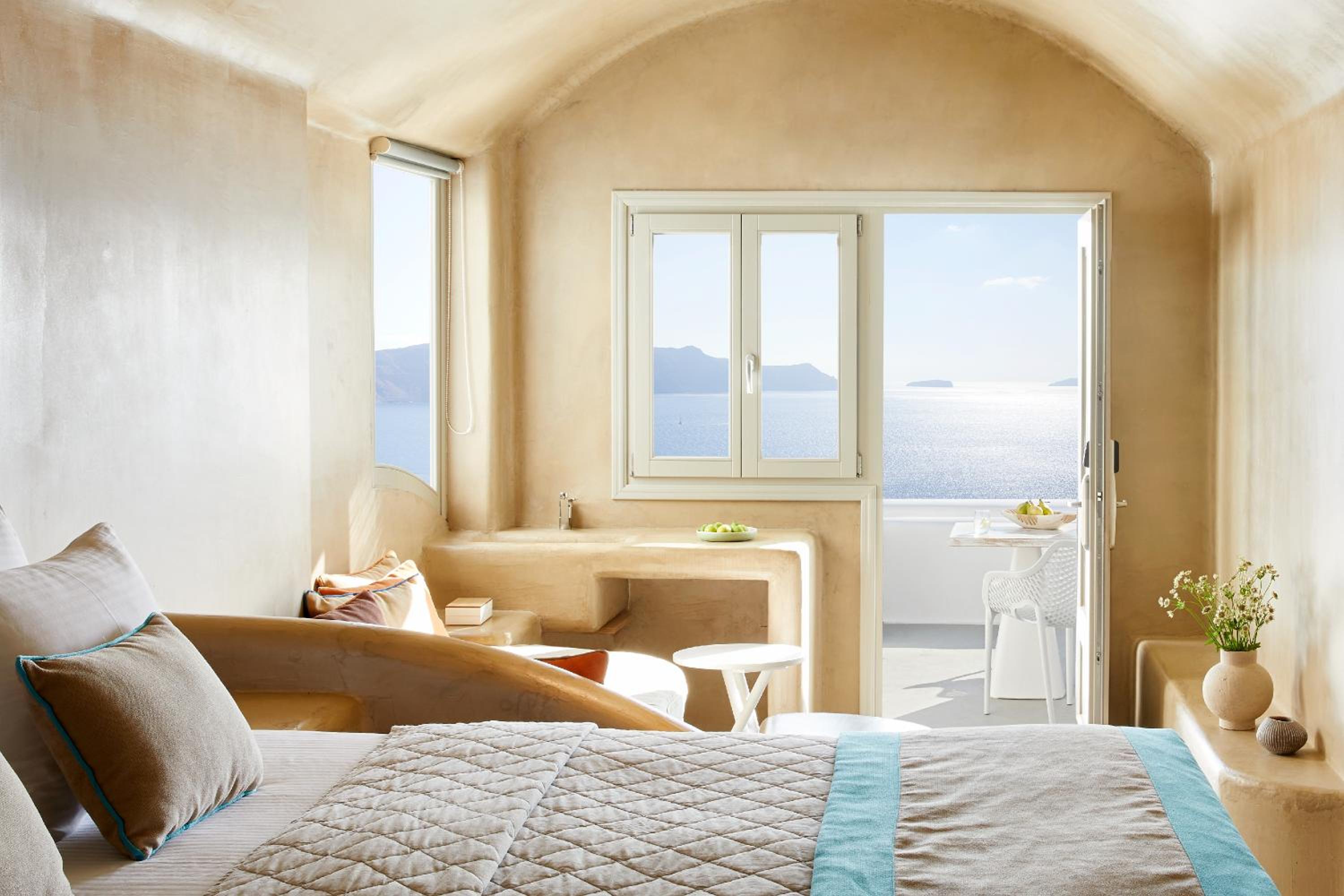 Junior Suite with Outdoor Hot Tub and Caldera View thumbnail 5