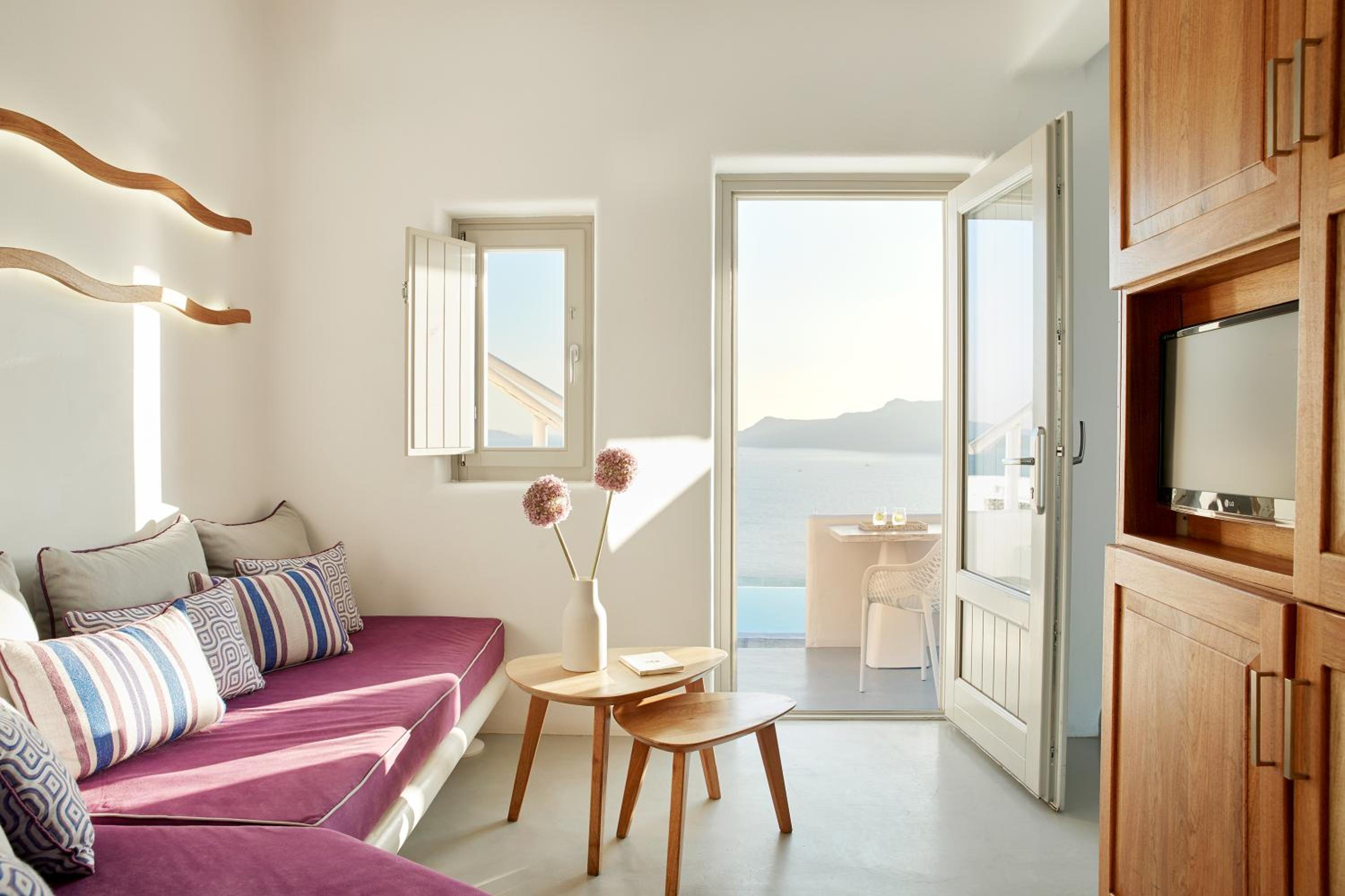 Honeymoon Suite with Outdoor Hot Tub and Caldera View